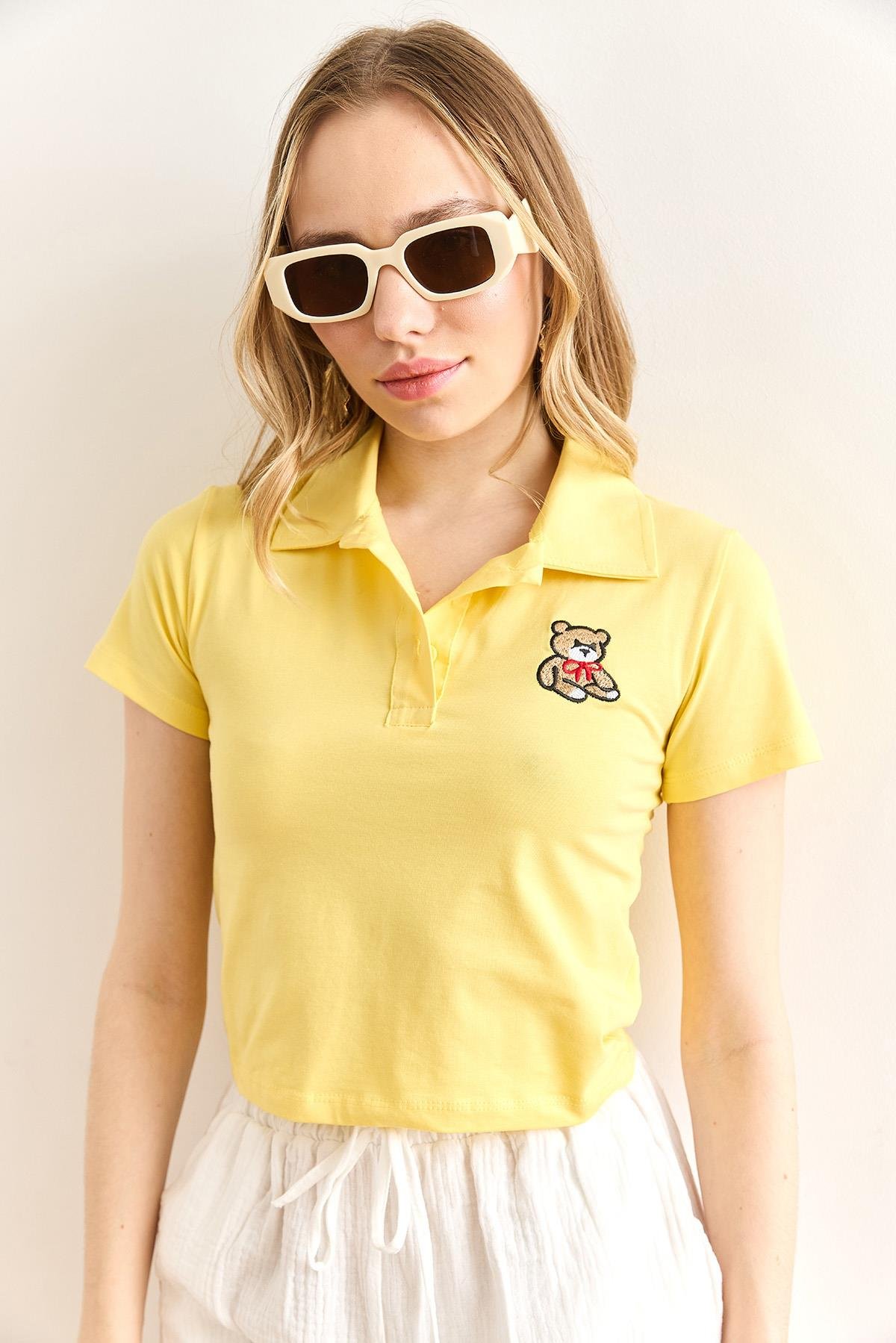 Polo Yaka Ayıcık Nakışlı Crop Tişört Sarı