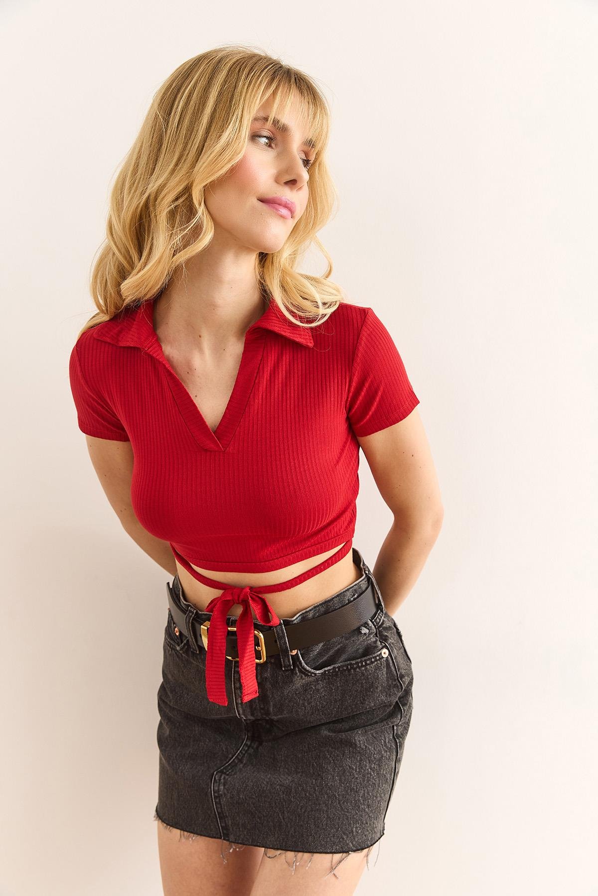 Polo Yaka Bağlama Detaylı Poliviskon Crop Bluz Kırmızı