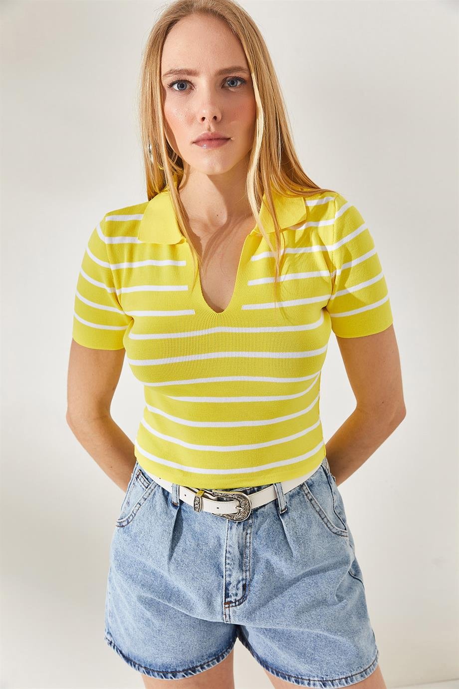 Polo Yaka Çizgili Crop Triko Bluz Sarı