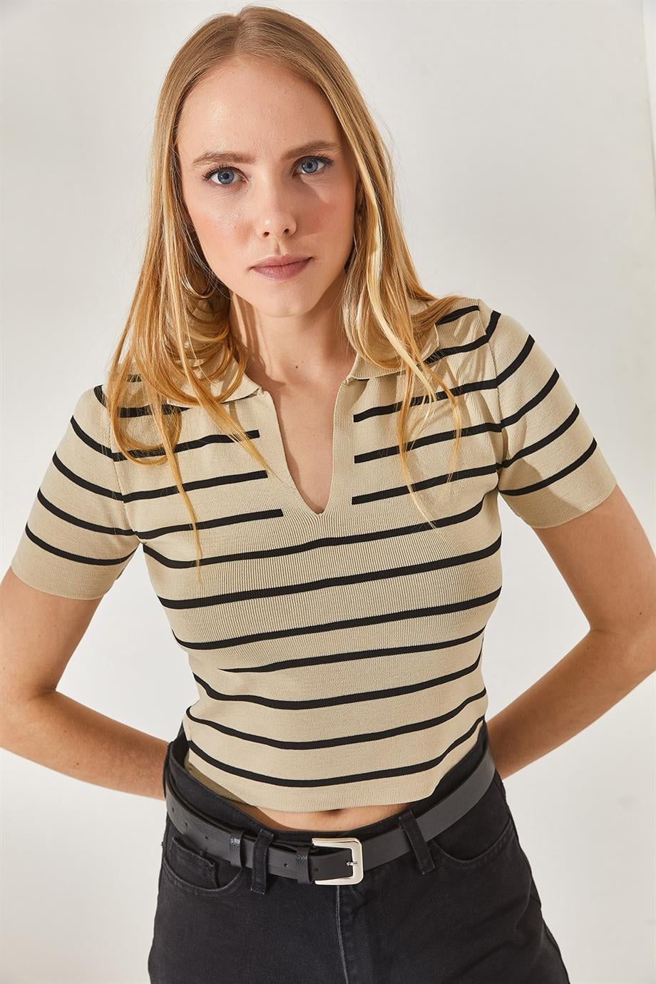 Polo Yaka Çizgili Crop Triko Bluz Taş
