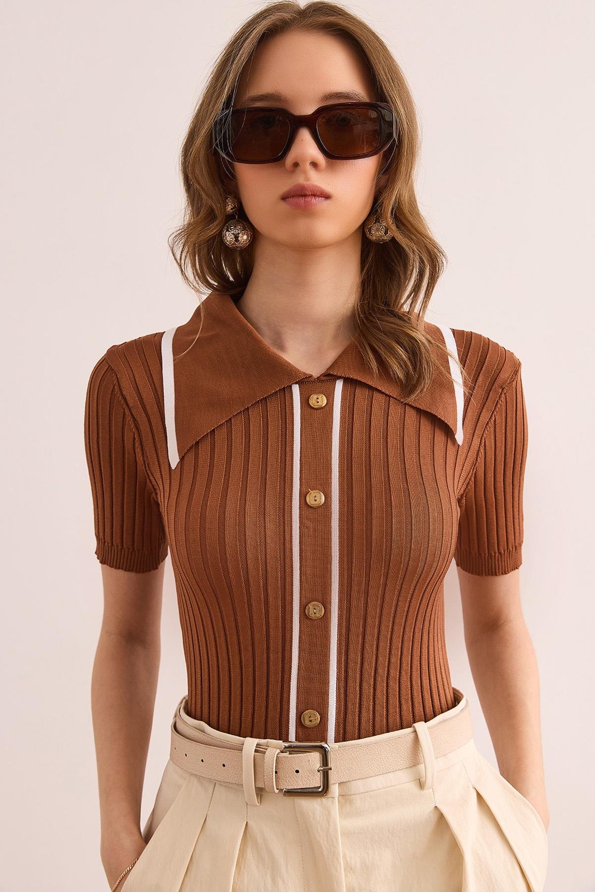 Polo Yaka Düğme Detaylı Crop Triko Bluz Deve Tüyü