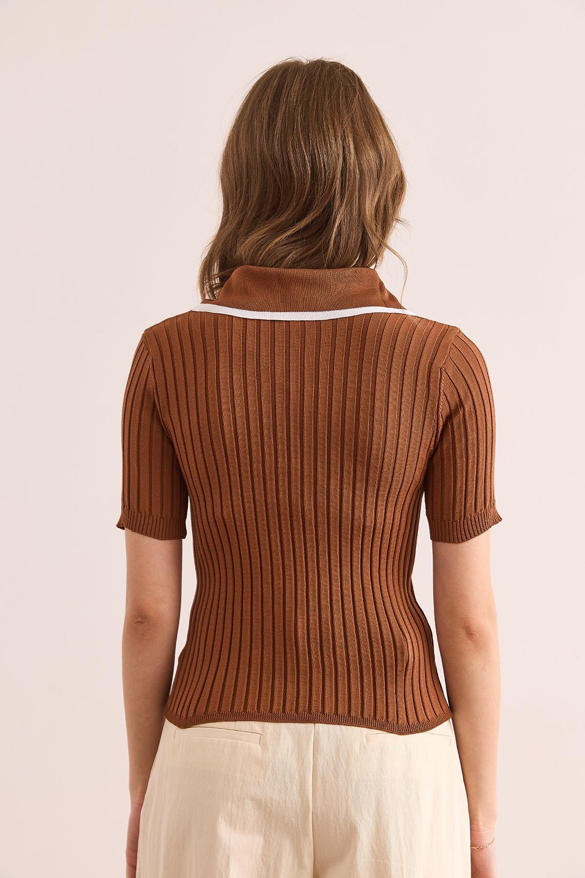 Polo Yaka Düğme Detaylı Crop Triko Bluz Deve Tüyü