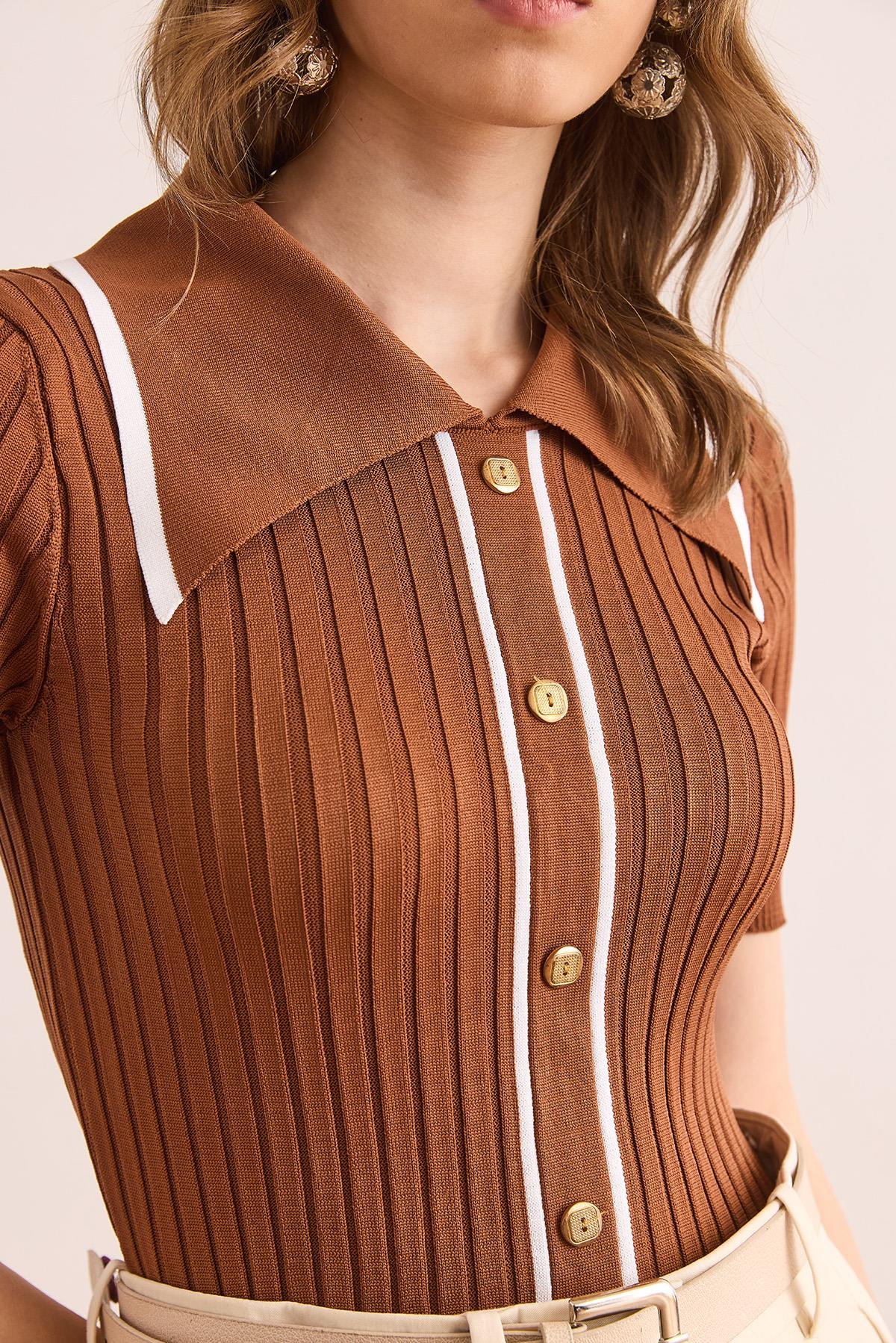 Polo Yaka Düğme Detaylı Crop Triko Bluz Deve Tüyü