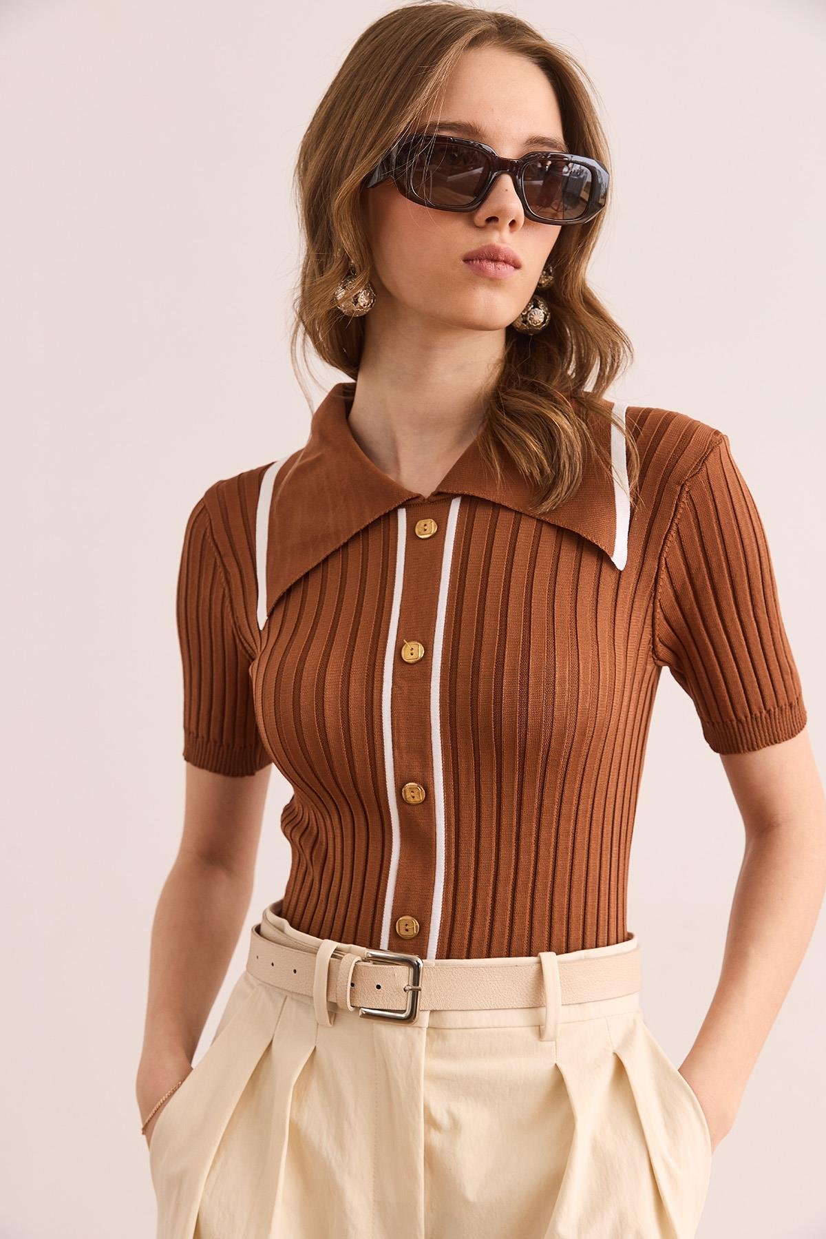 Polo Yaka Düğme Detaylı Crop Triko Bluz Deve Tüyü