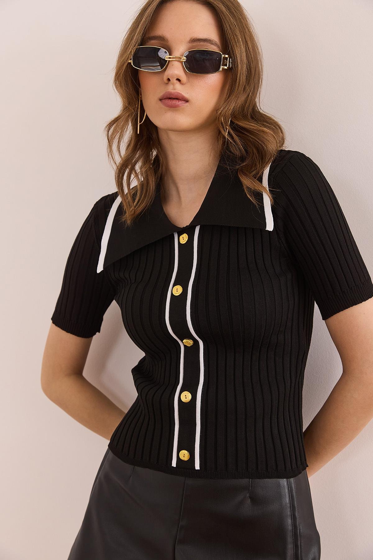 Polo Yaka Düğme Detaylı Crop Triko Bluz Siyah