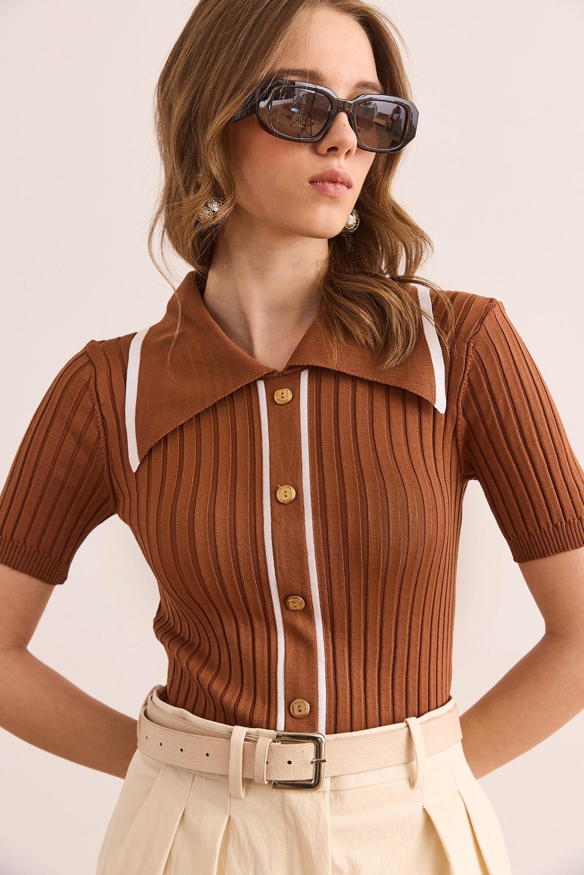 Polo Yaka Düğme Detaylı Crop Triko Bluz Deve Tüyü