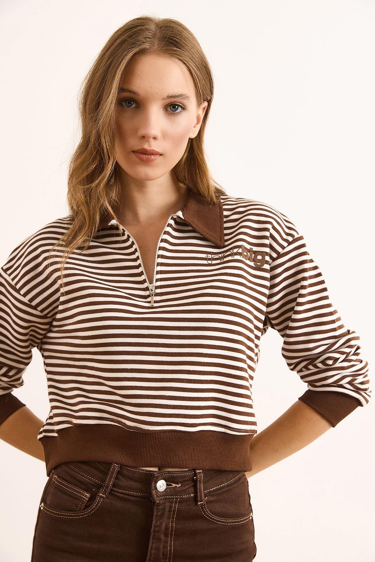 Polo Yaka Fermuarlı Çizgili Şardonsuz Crop Sweatshirt Kahverengi