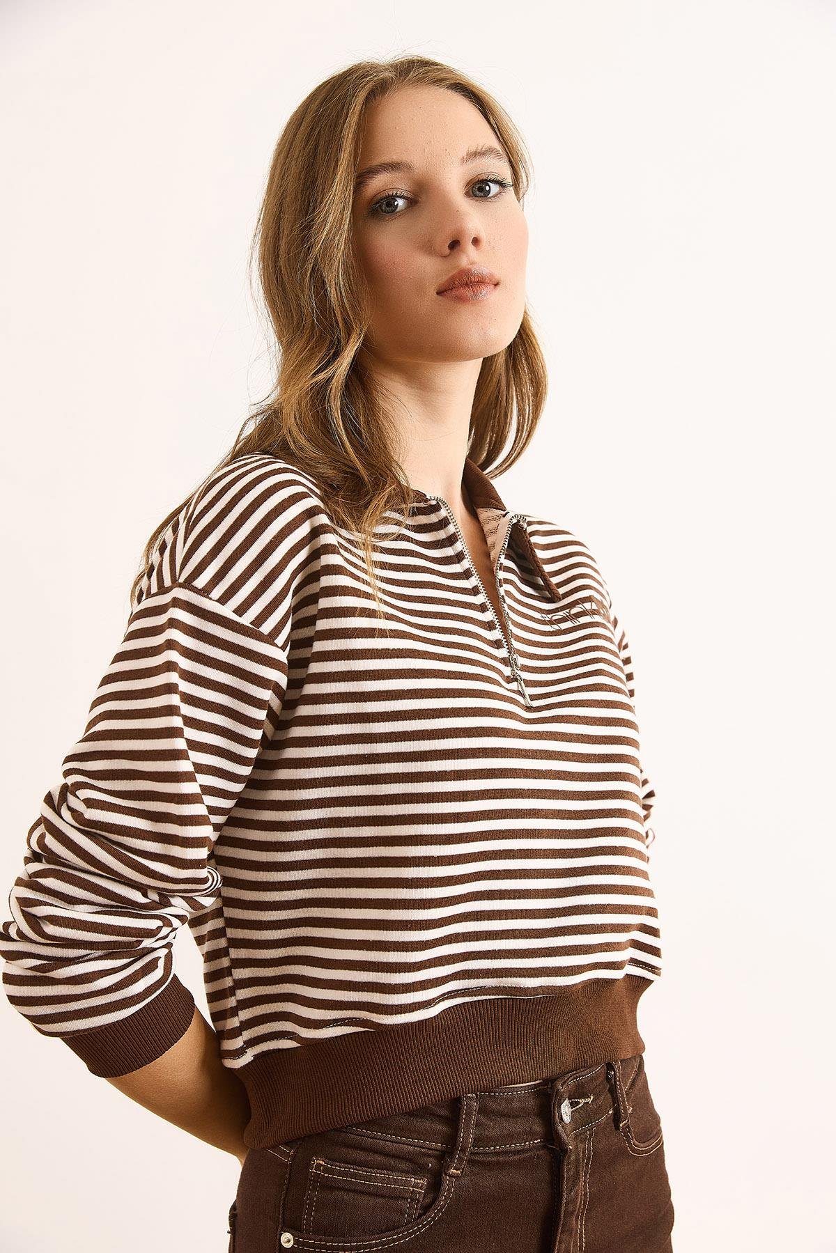 Polo Yaka Fermuarlı Çizgili Şardonsuz Crop Sweatshirt Kahverengi
