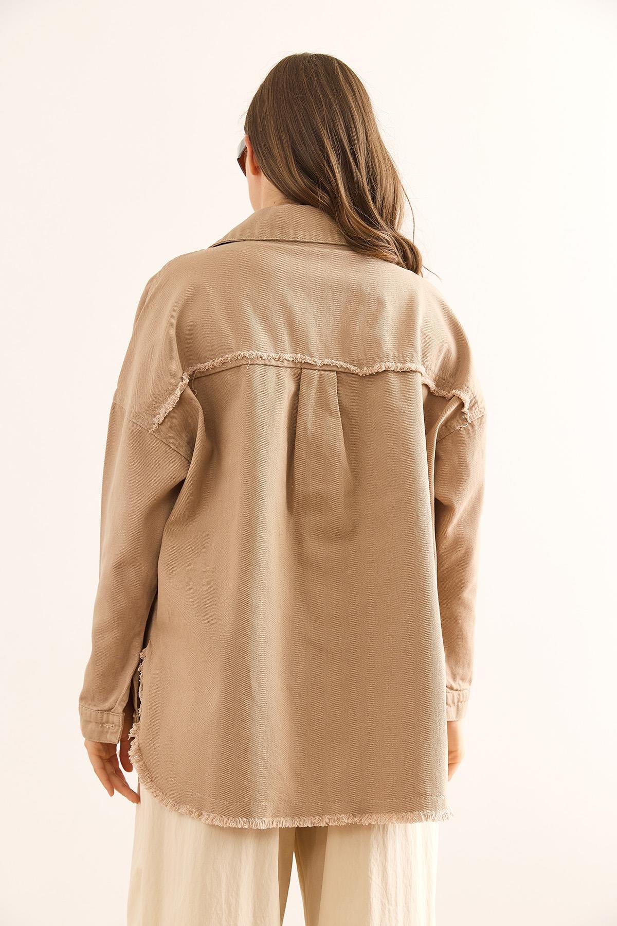 Püskül Detaylı Yırtık Cepli Pamuk Gabardin Ceket Camel