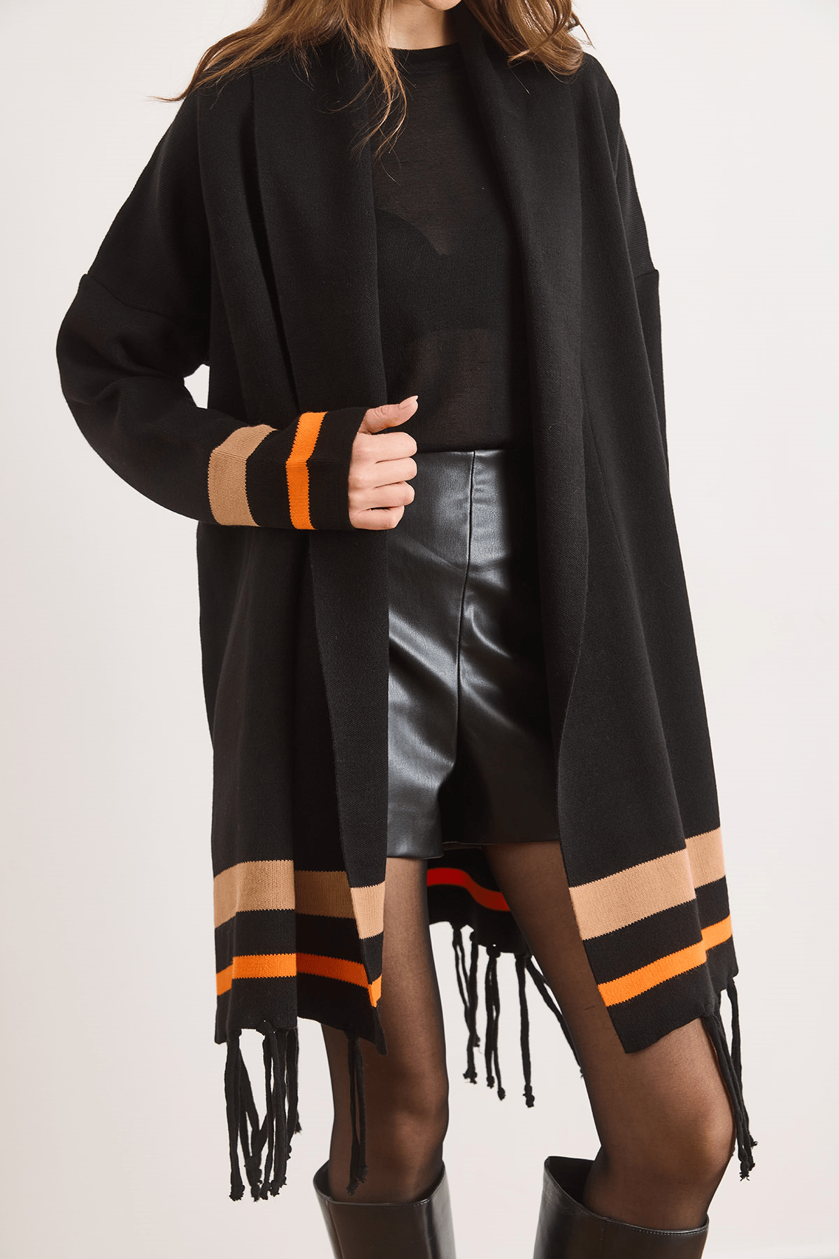 Püsküllü Panço Hırka Siyah Camel