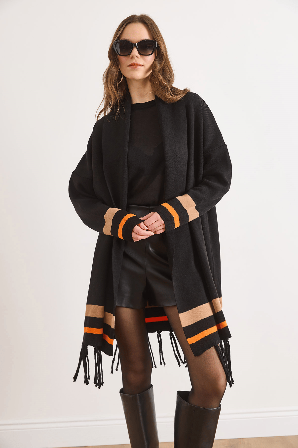 Püsküllü Panço Hırka Siyah Camel