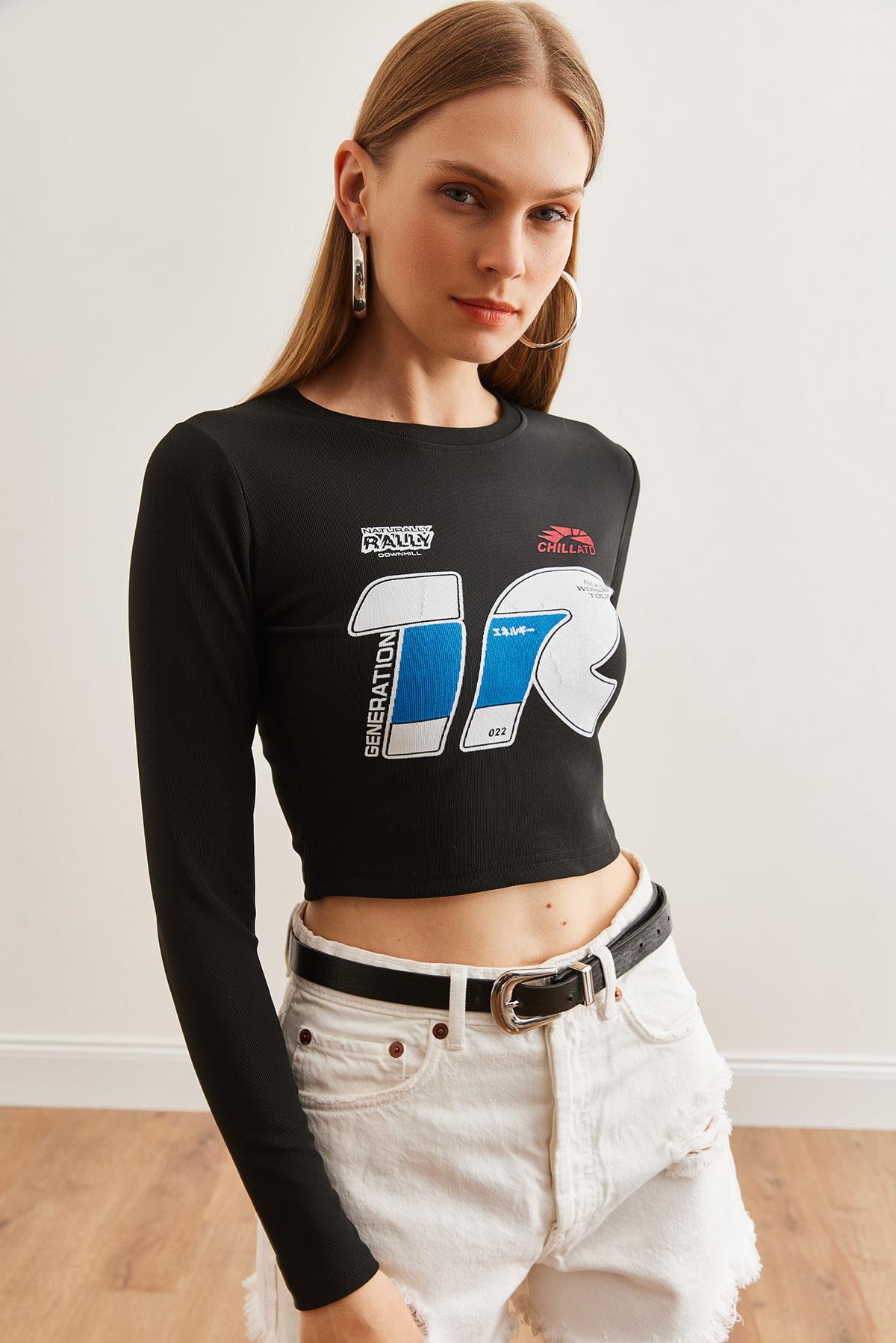 Racing Baskılı İnce Fitilli Crop Ottoman Bluz Siyah