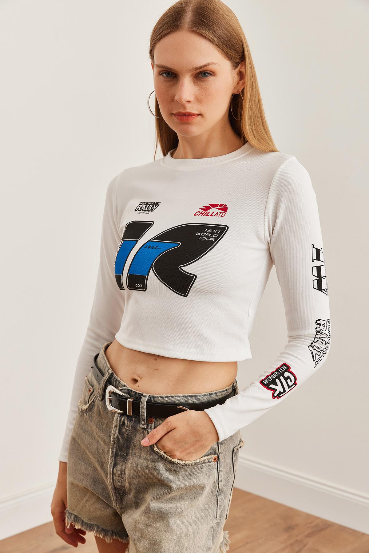 Racing Baskılı İnce Fitilli Crop Ottoman Bluz Beyaz