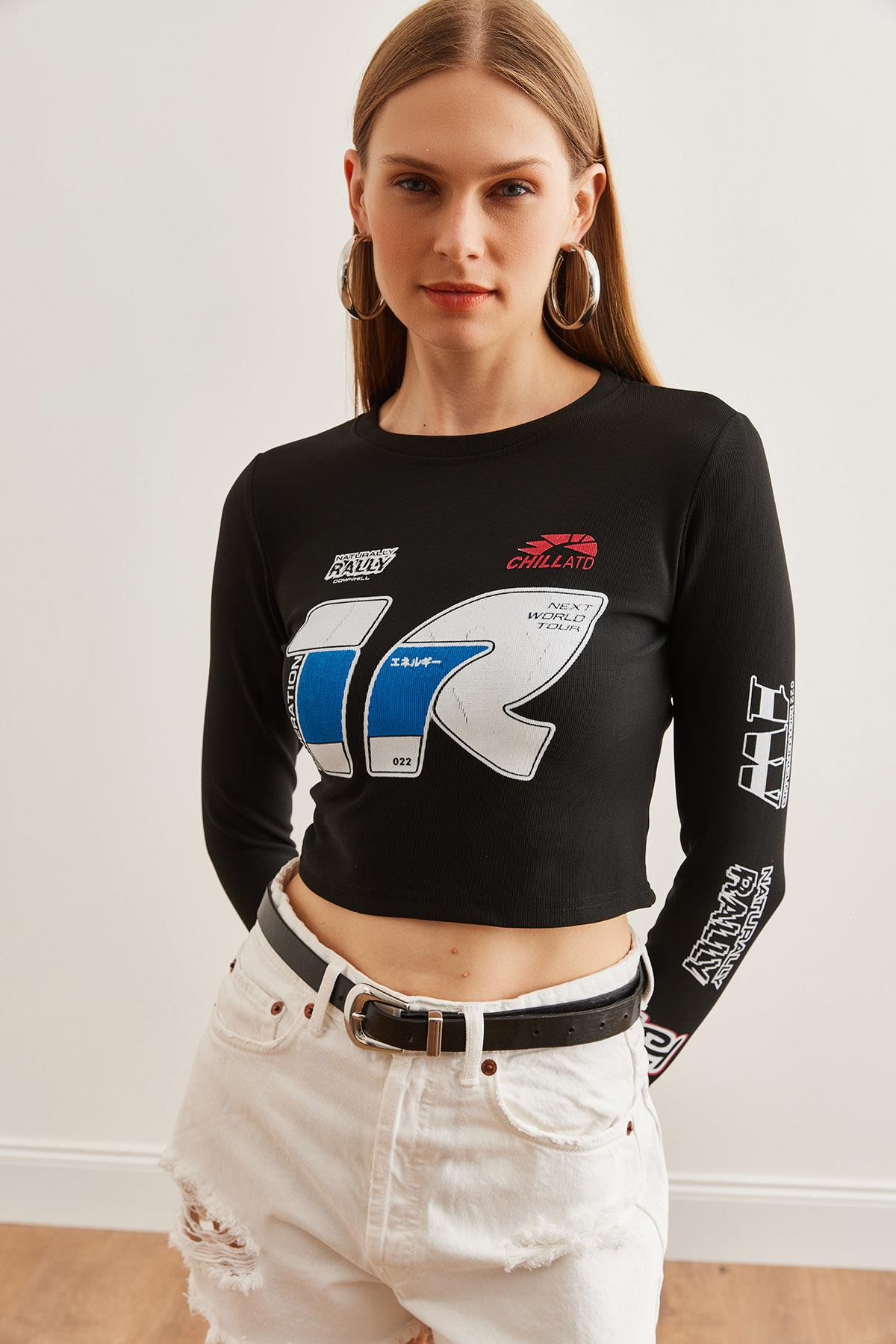Racing Baskılı İnce Fitilli Crop Ottoman Bluz Siyah