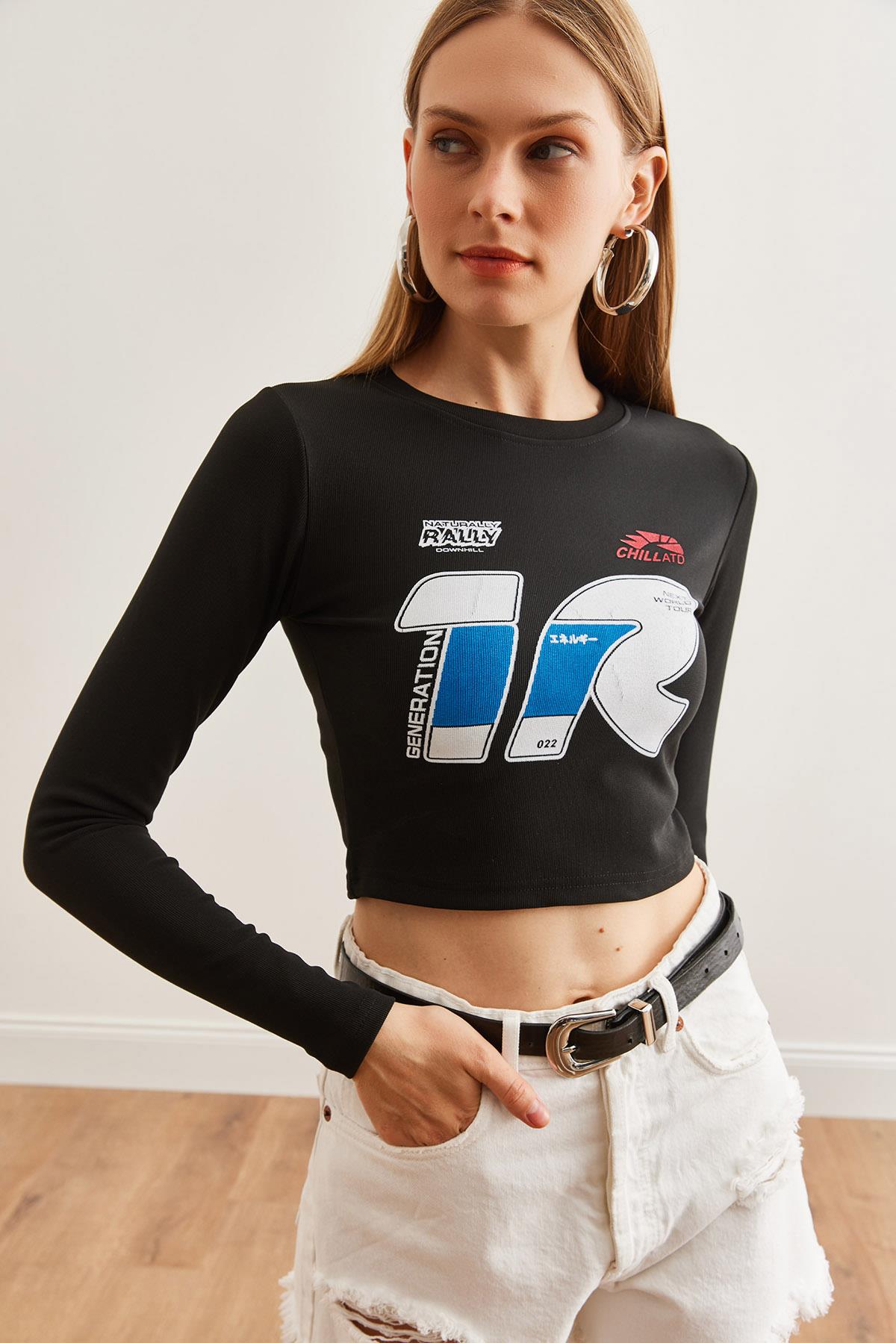 Racing Baskılı İnce Fitilli Crop Ottoman Bluz Siyah