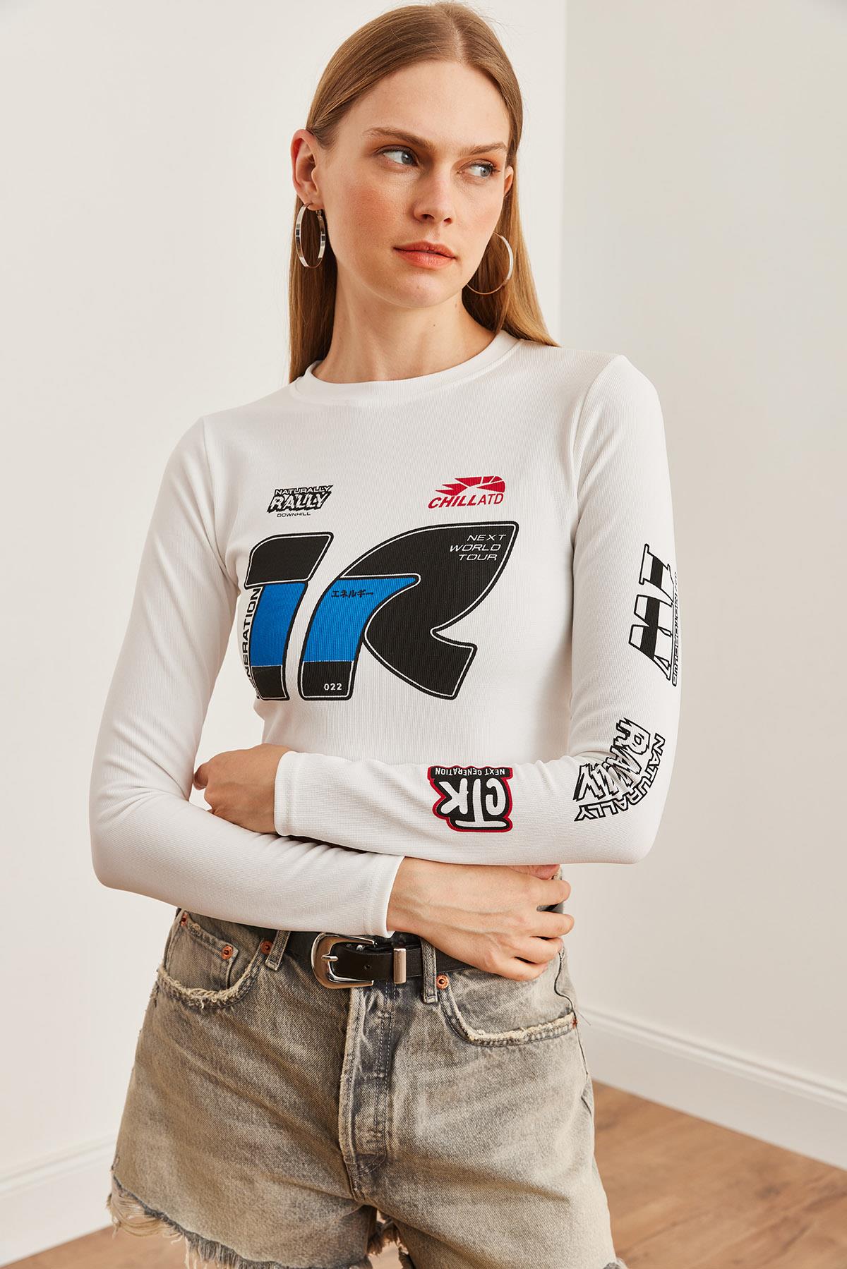 Racing Baskılı İnce Fitilli Crop Ottoman Bluz Beyaz