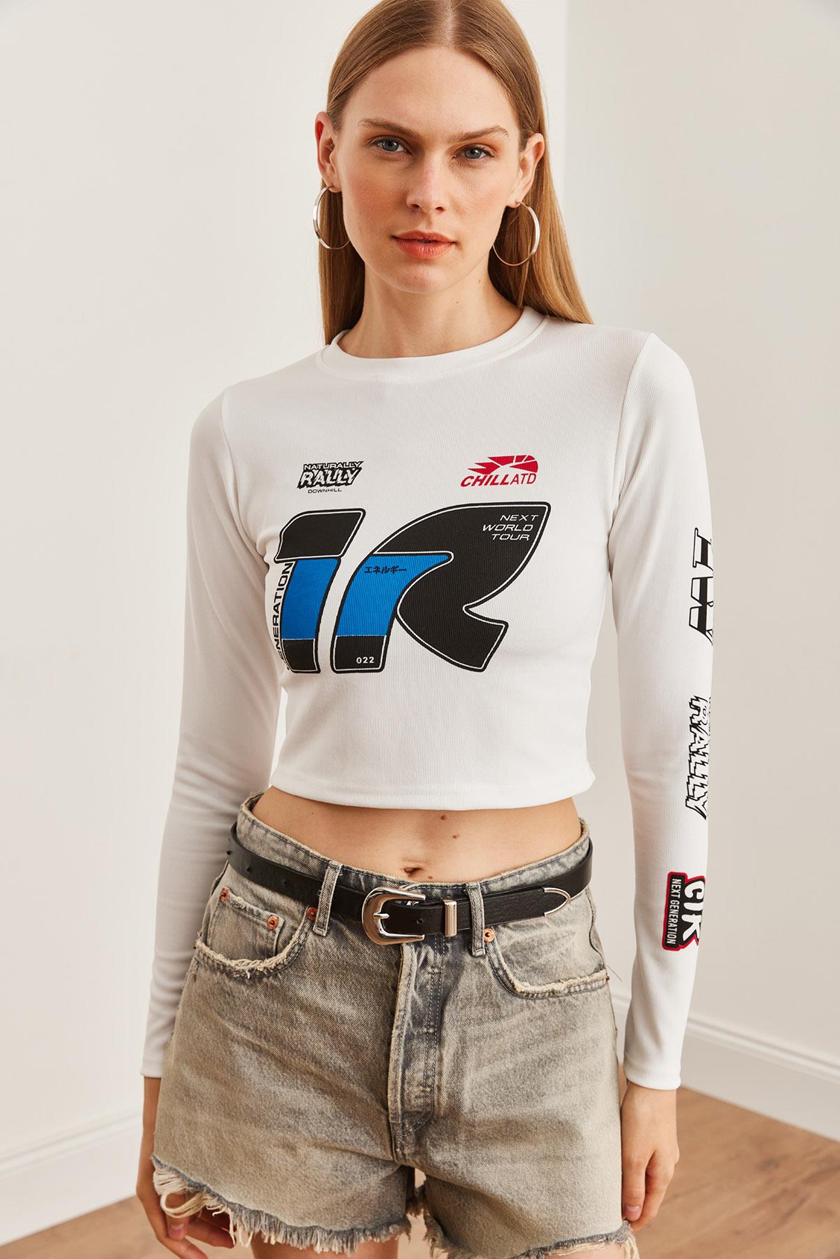 Racing Baskılı İnce Fitilli Crop Ottoman Bluz Beyaz