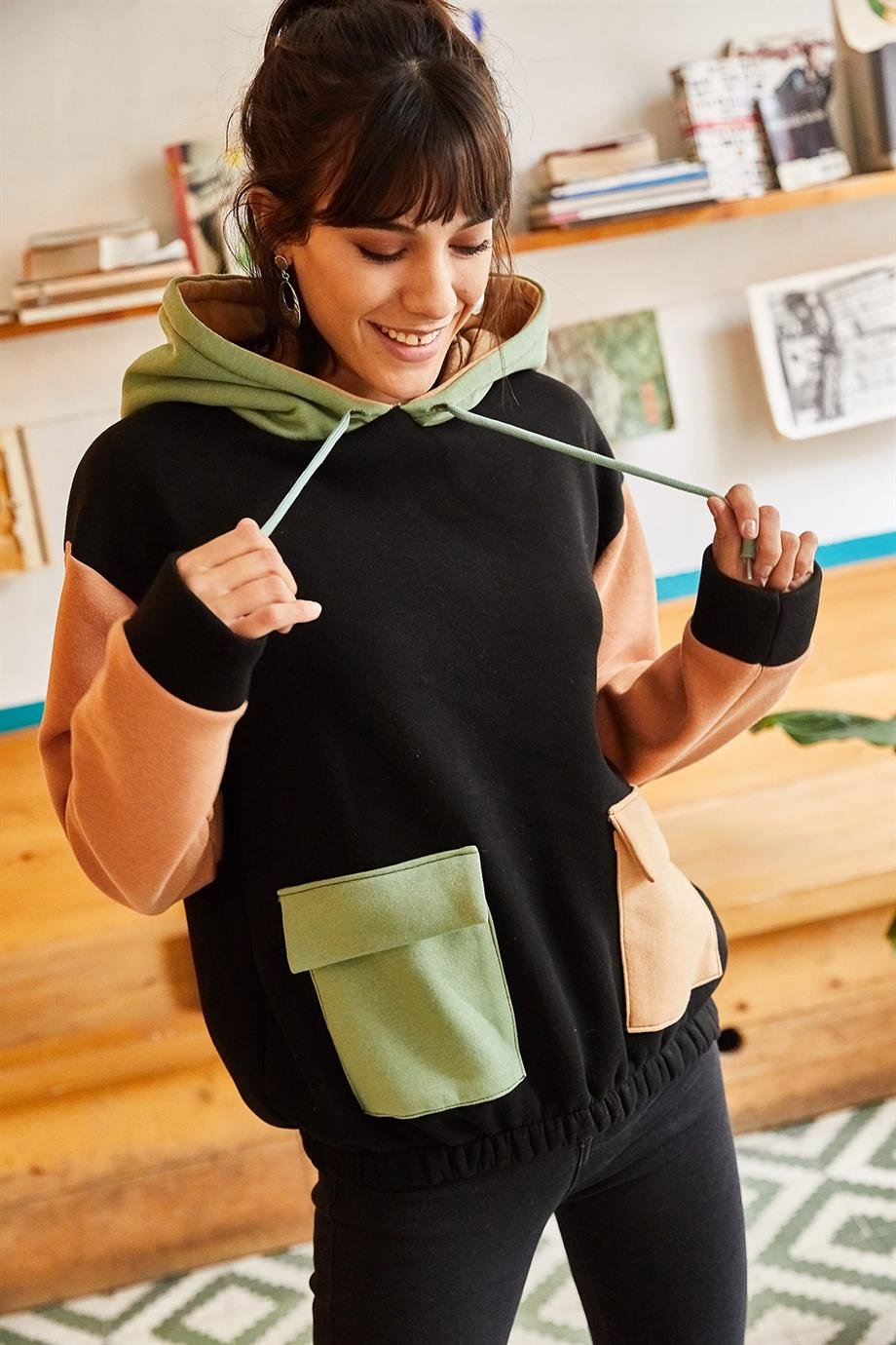 Renk Bloklu İçi Polarlı Sweatshirt Siyah