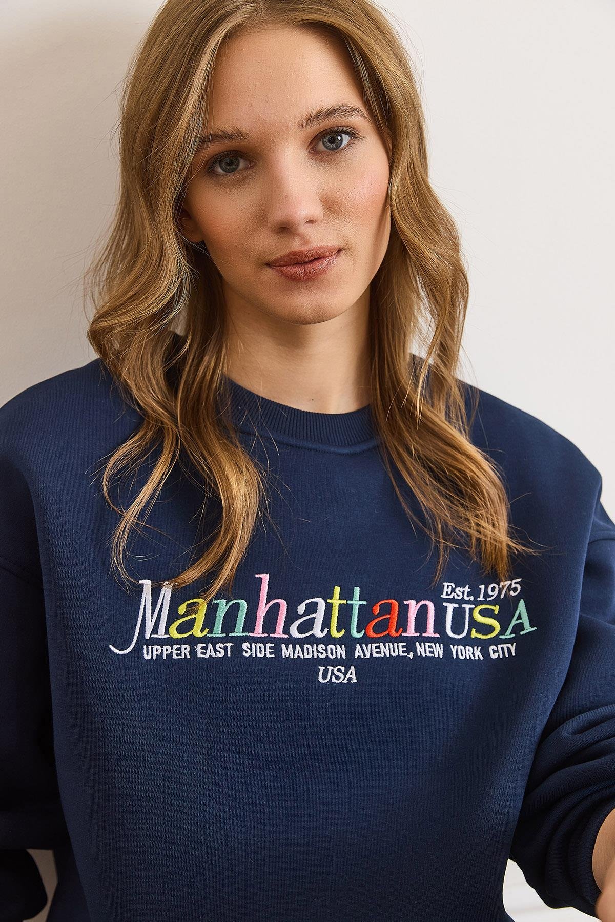 Renkli Nakışlı Şardonlu Sweatshirt Lacivert