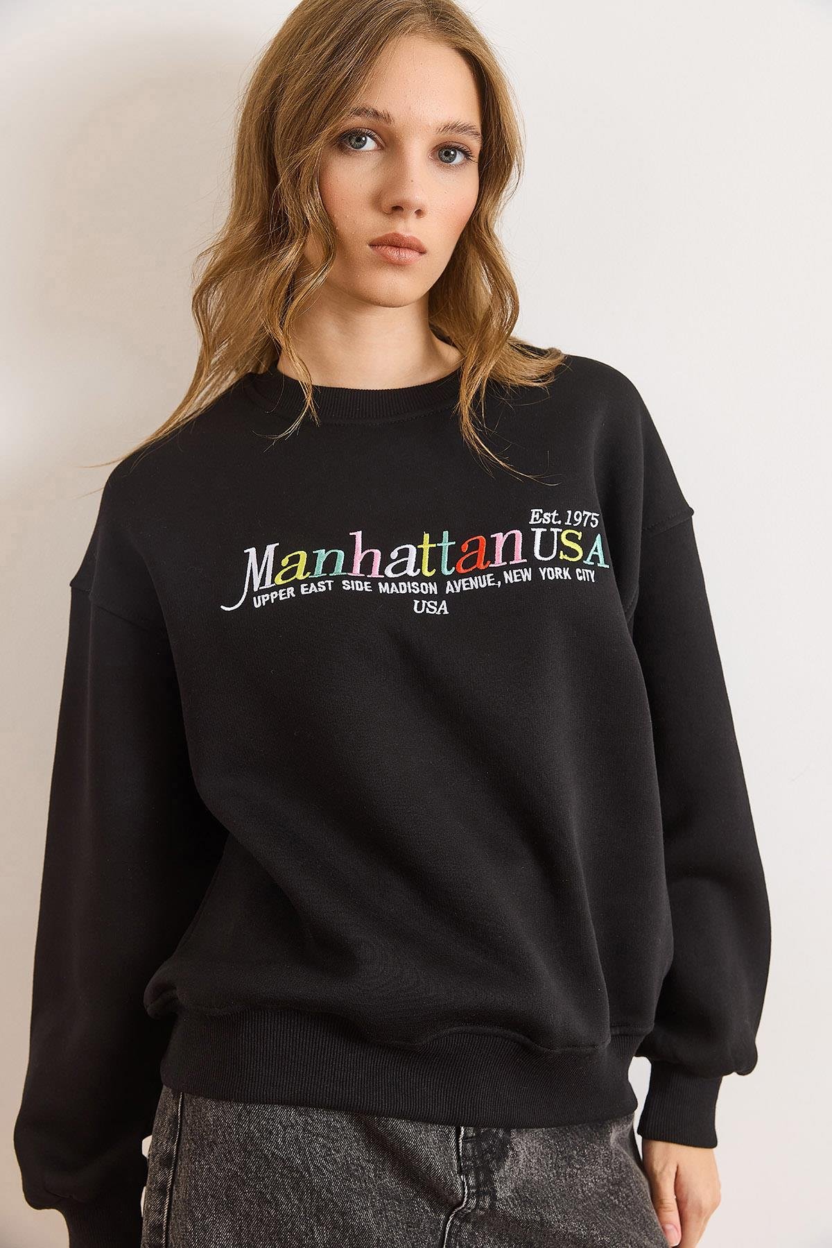 Renkli Nakışlı Şardonlu Sweatshirt Siyah