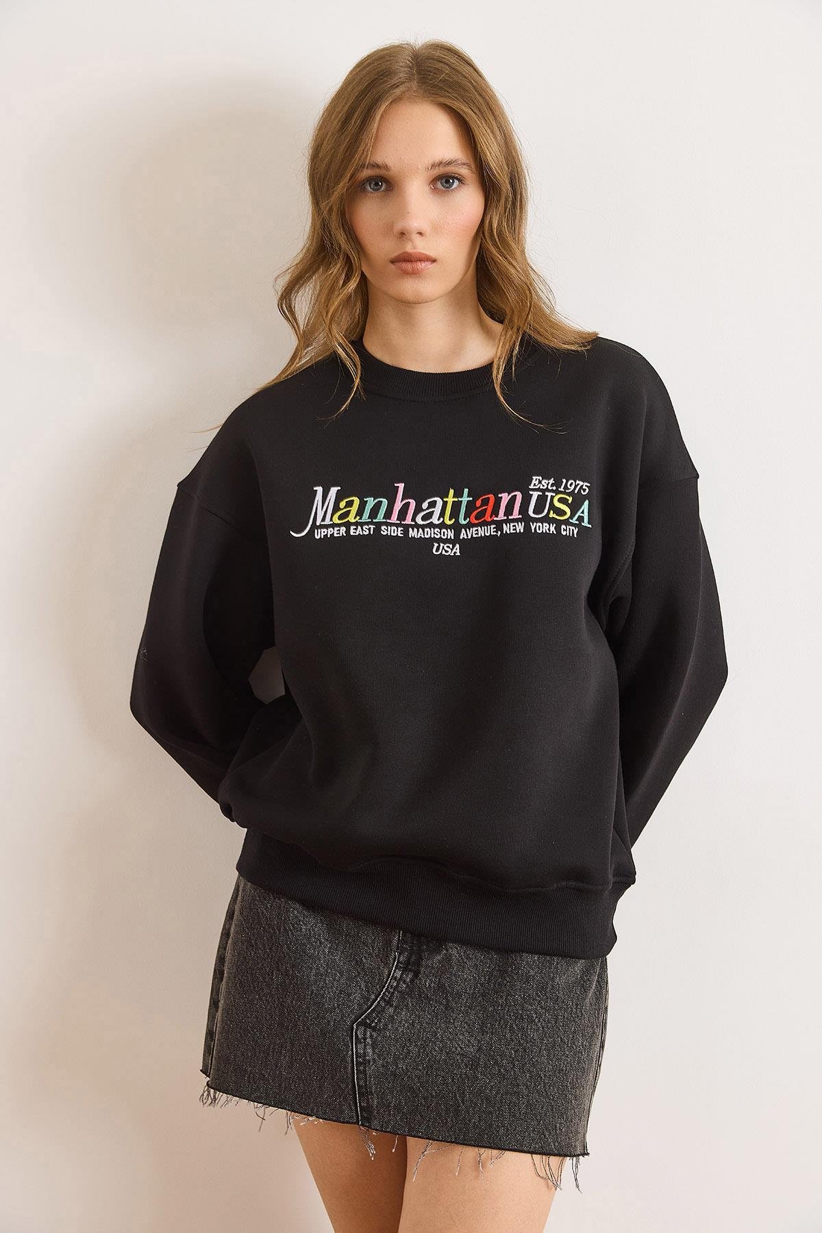 Renkli Nakışlı Şardonlu Sweatshirt Siyah