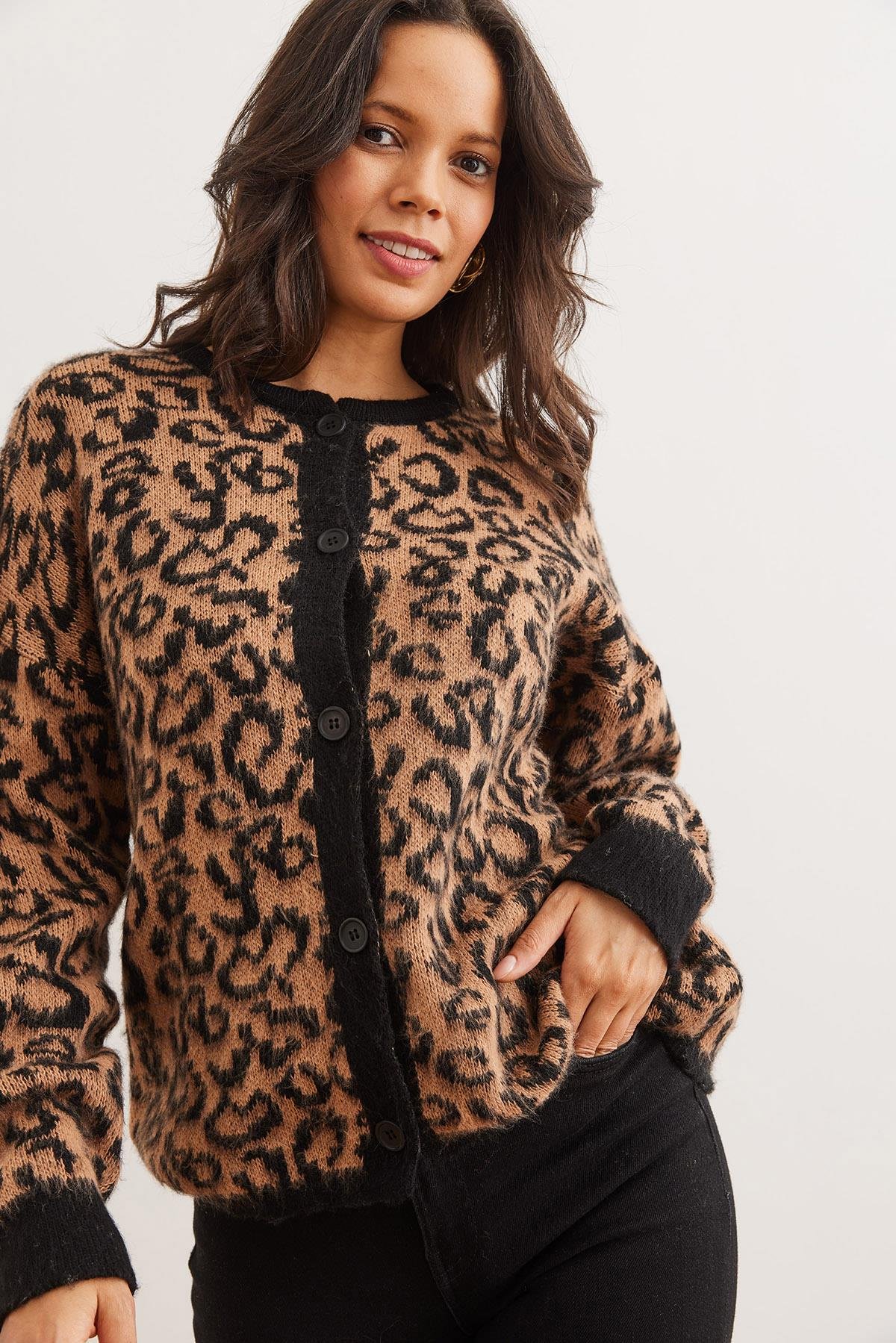 Şardonlu Düğmeli Leopar Hırka Camel