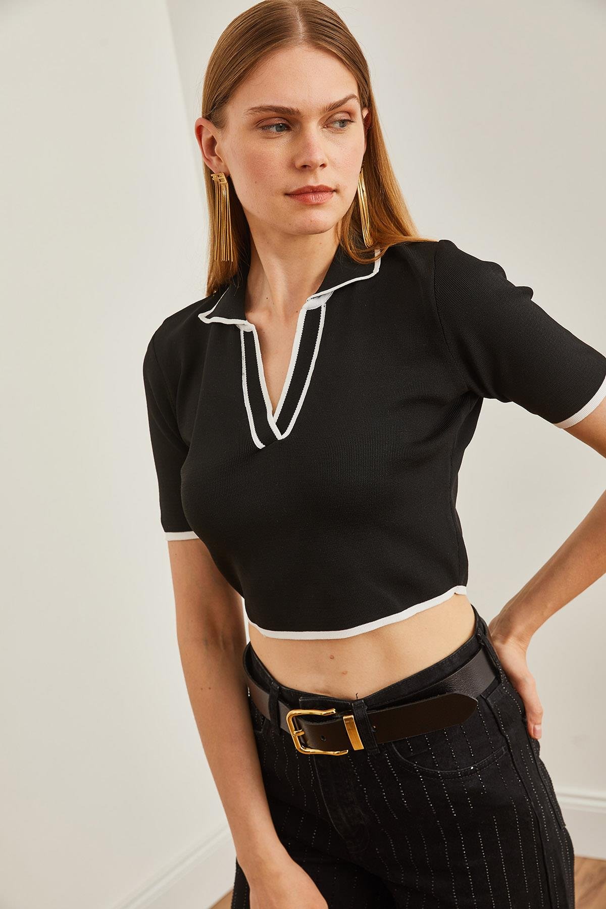 Şerit Detaylı Polo Yaka Crop Esnek Bluz Siyah