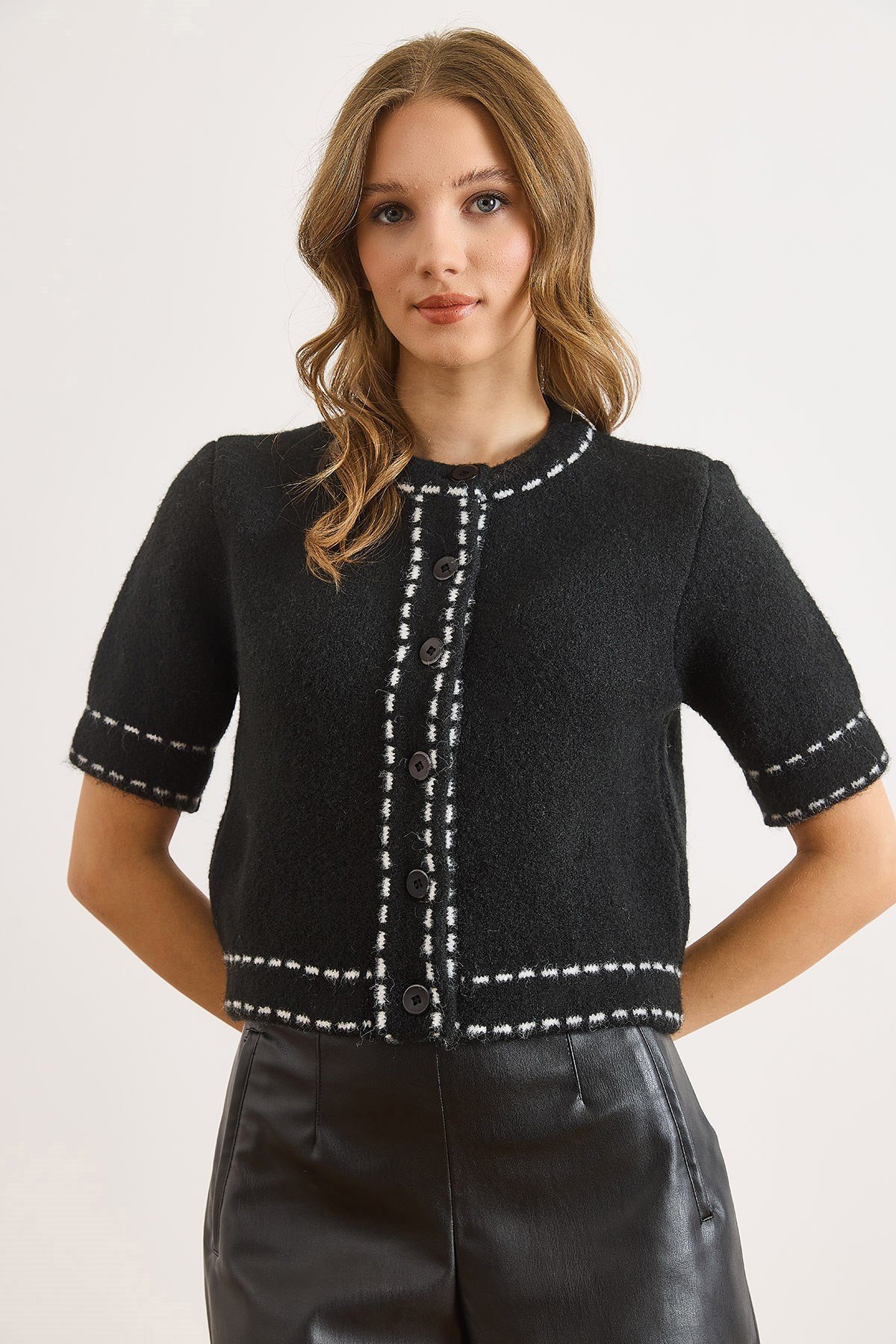 Şerit Detaylı Yumuşak Dokulu Crop Sakal Hırka Siyah
