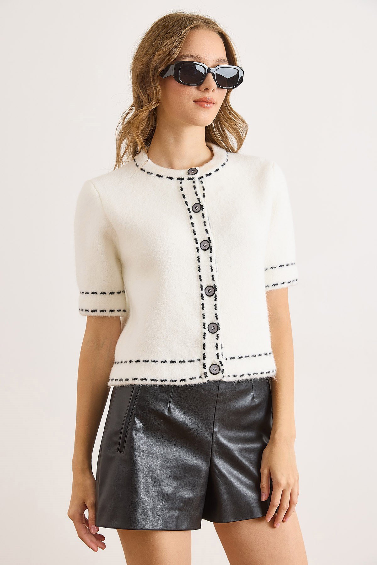 Şerit Detaylı Yumuşak Dokulu Crop Sakal Hırka Beyaz