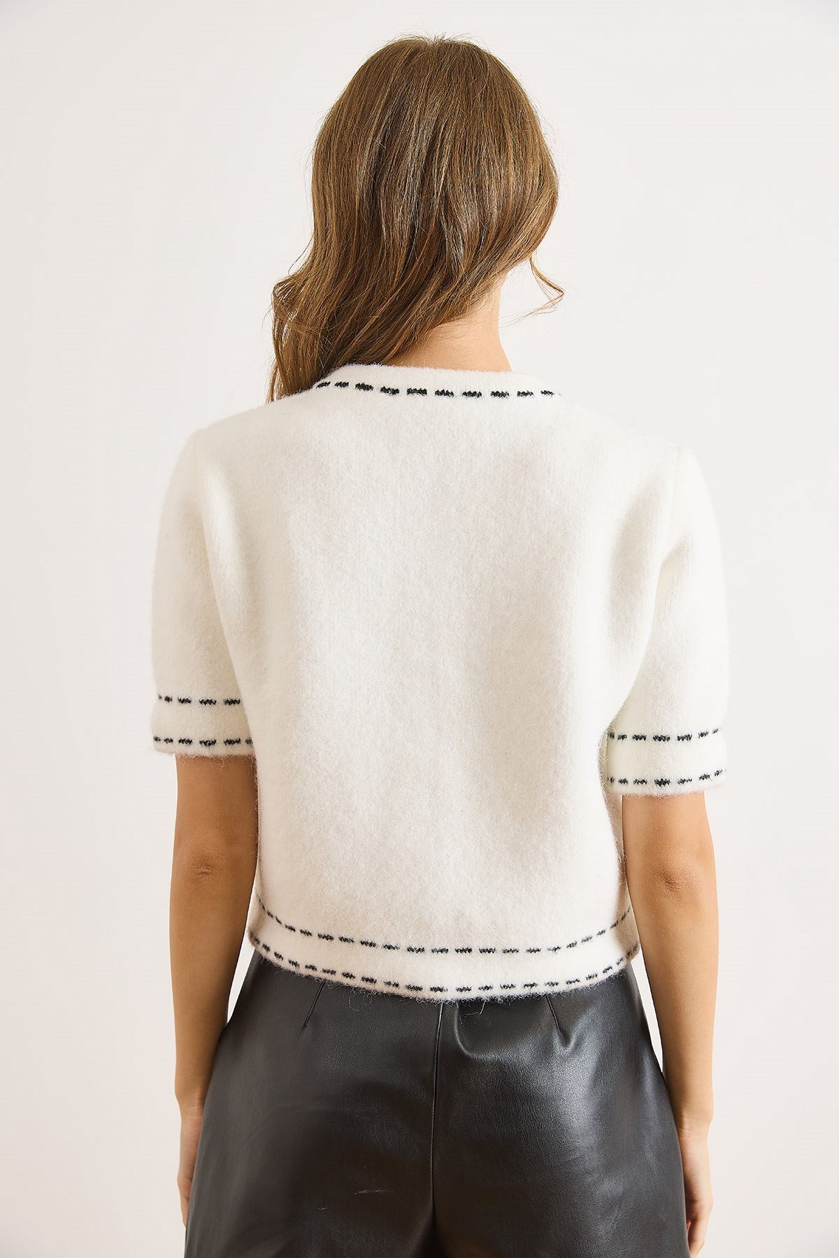 Şerit Detaylı Yumuşak Dokulu Crop Sakal Hırka Beyaz