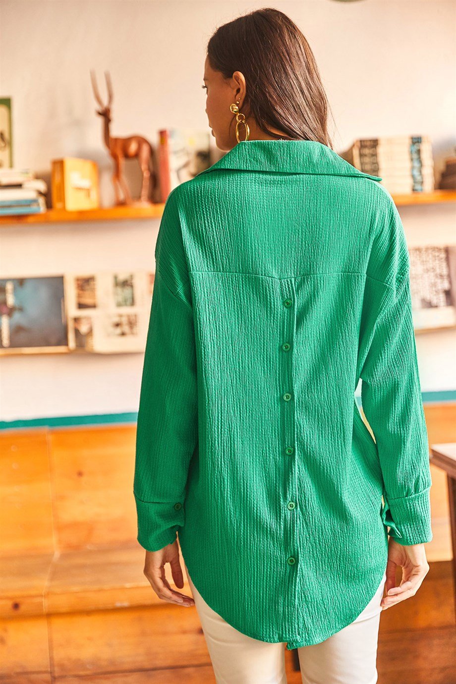 Sırtı Düğmeli Arkası Uzun Dokulu Oversize Gömlek Yeşil