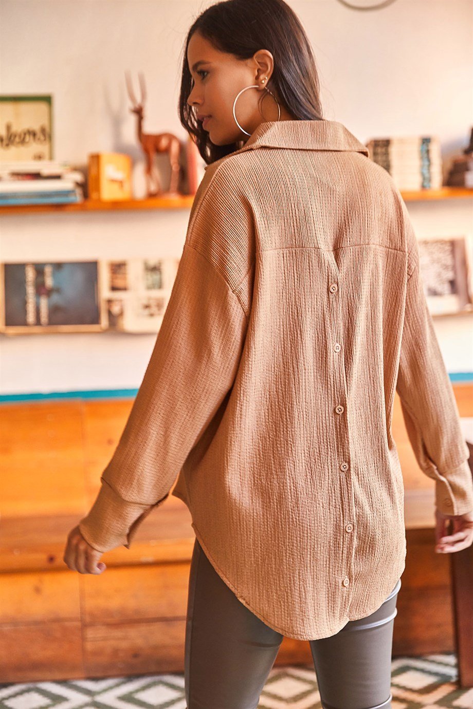 Sırtı Düğmeli Arkası Uzun Dokulu Oversize Gömlek Camel