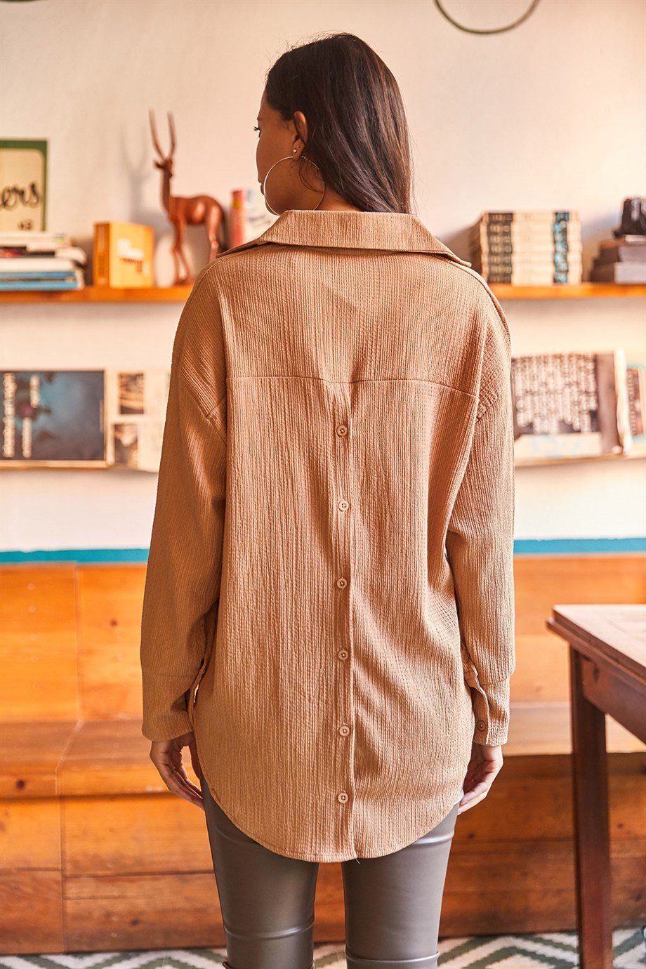 Sırtı Düğmeli Arkası Uzun Dokulu Oversize Gömlek Camel