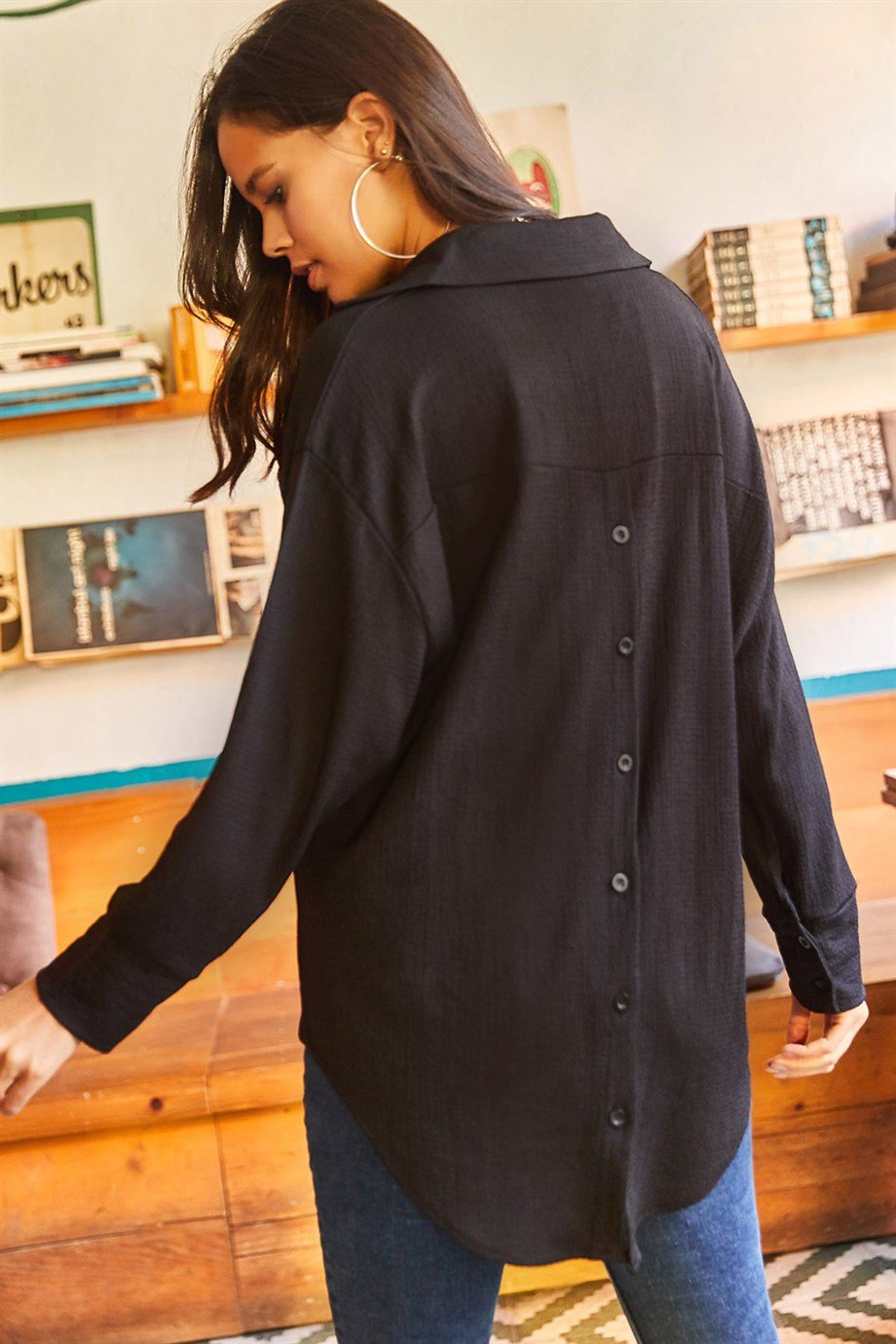 Sırtı Düğmeli Arkası Uzun Dokulu Oversize Gömlek Siyah