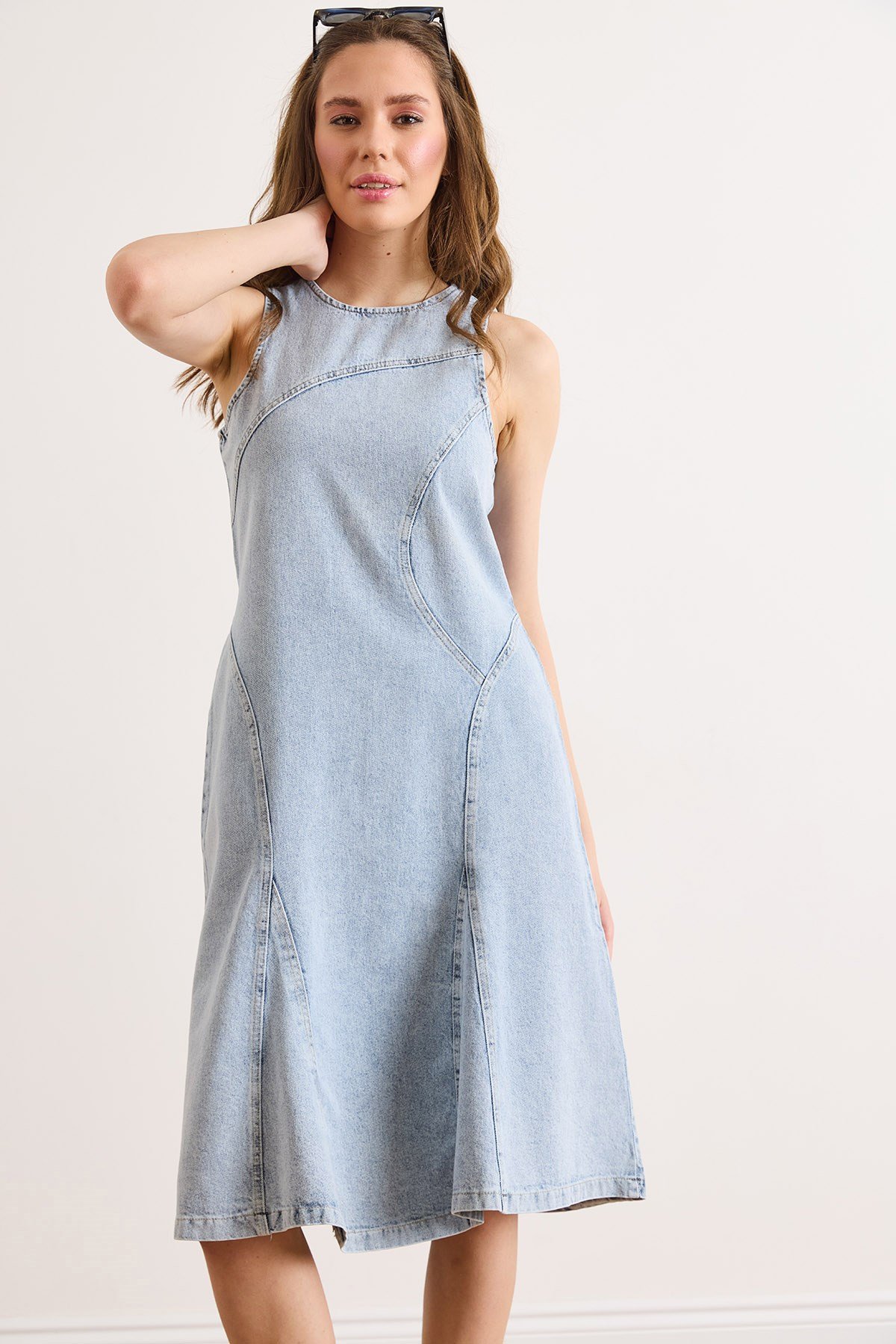 Sırtı Fermuarlı Dikiş Detaylı Midi Denim Elbise Açık Mavi