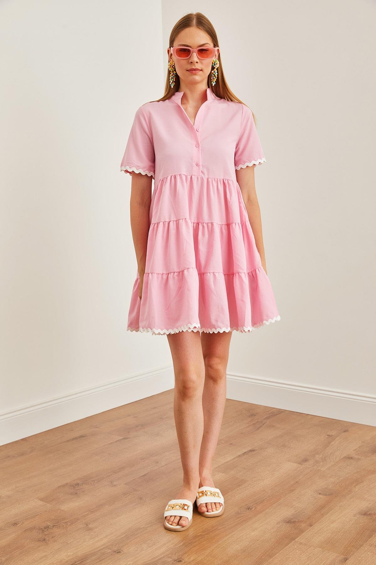 Süzene Detaylı Düğmeli Mini Elbise Şeker Pembe