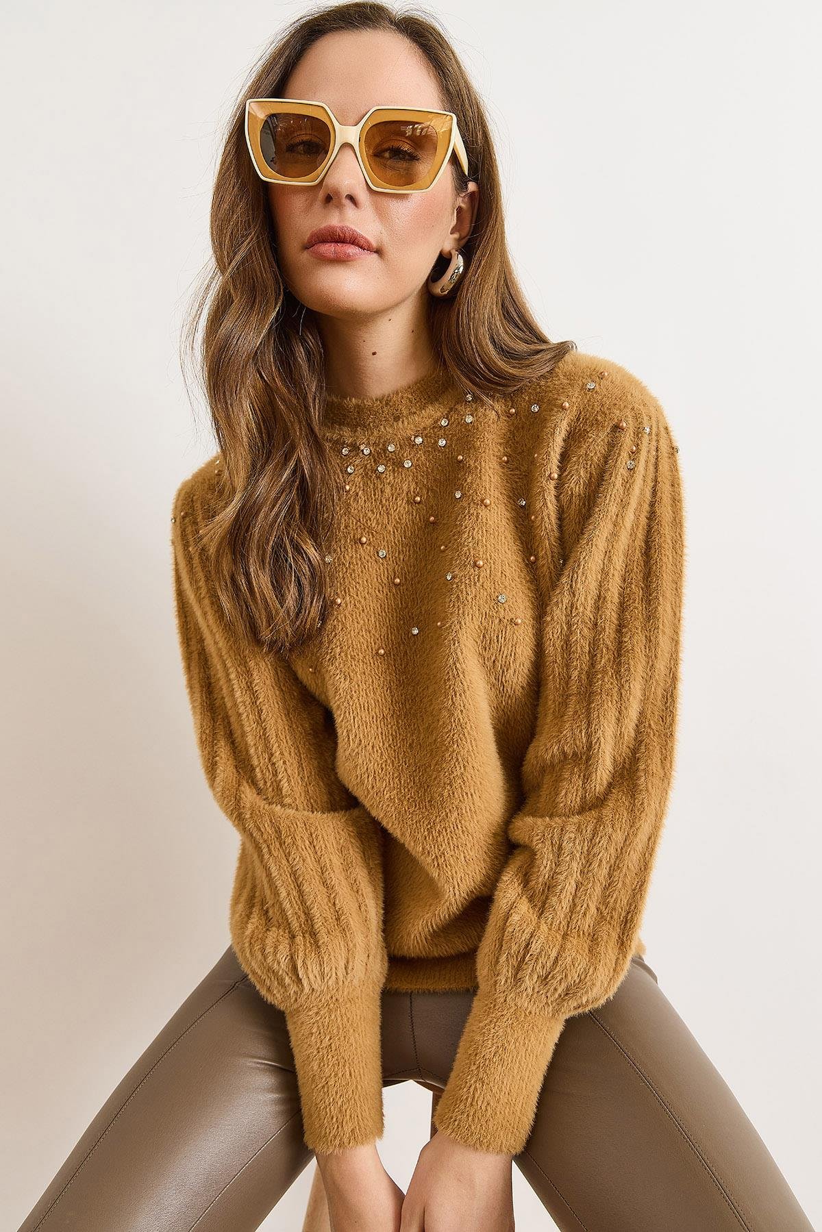 Taş Detaylı Yumuşak Dokulu Sakal Kazak Camel