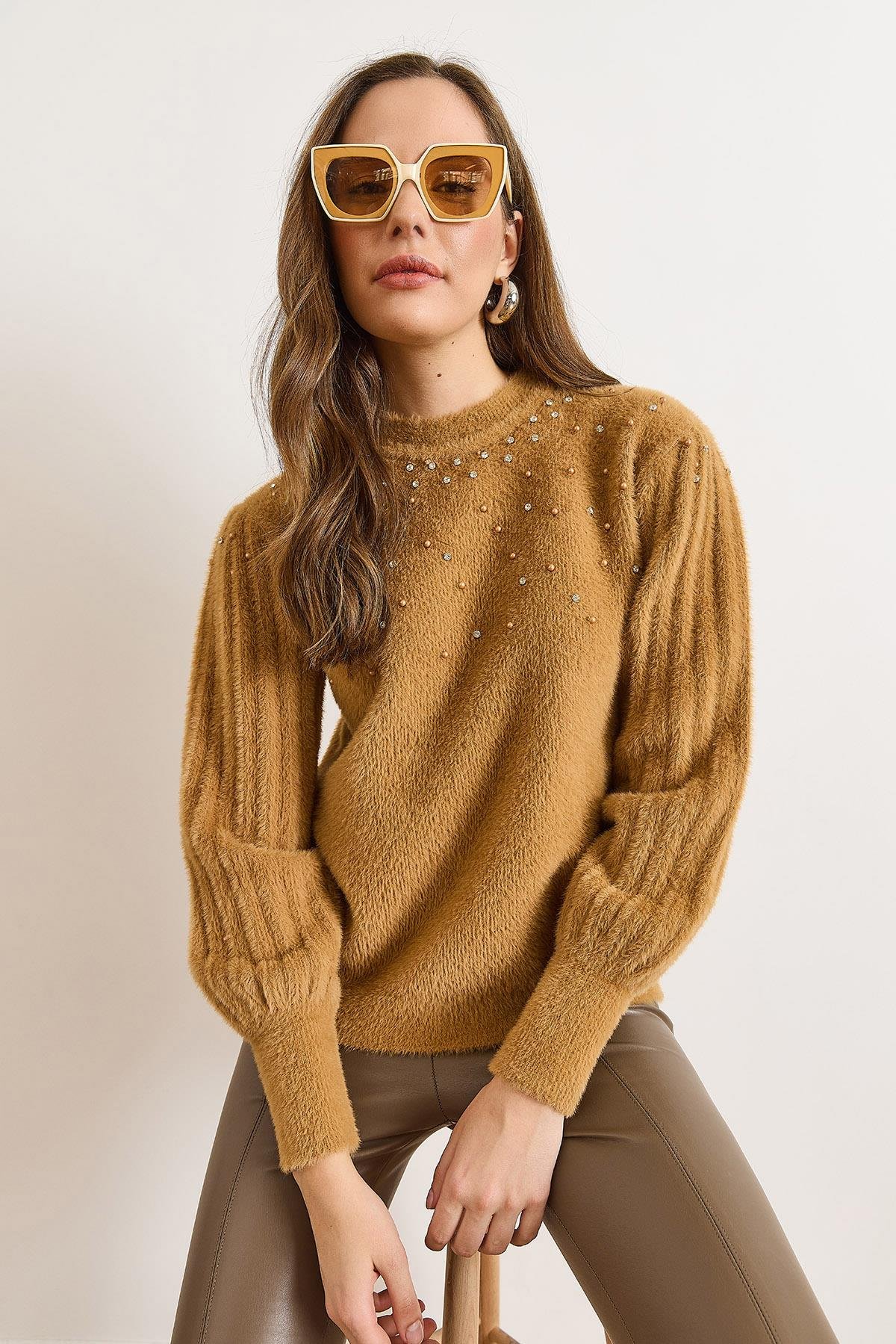 Taş Detaylı Yumuşak Dokulu Sakal Kazak Camel