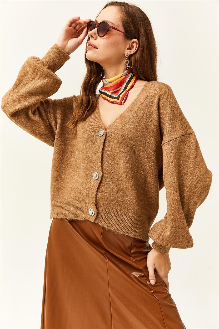 Taş Düğmeli Yumuşak Dokulu Triko Hırka Camel