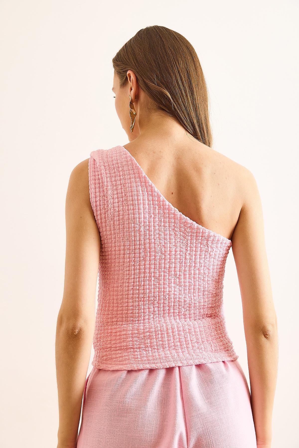 Tek Omuz Aksesuarlı Dokulu Crop Bluz Pembe