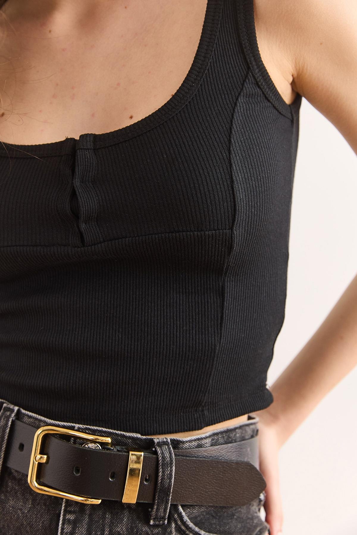U Yaka Kopçalı Esnek Pamuk Crop Bluz Siyah