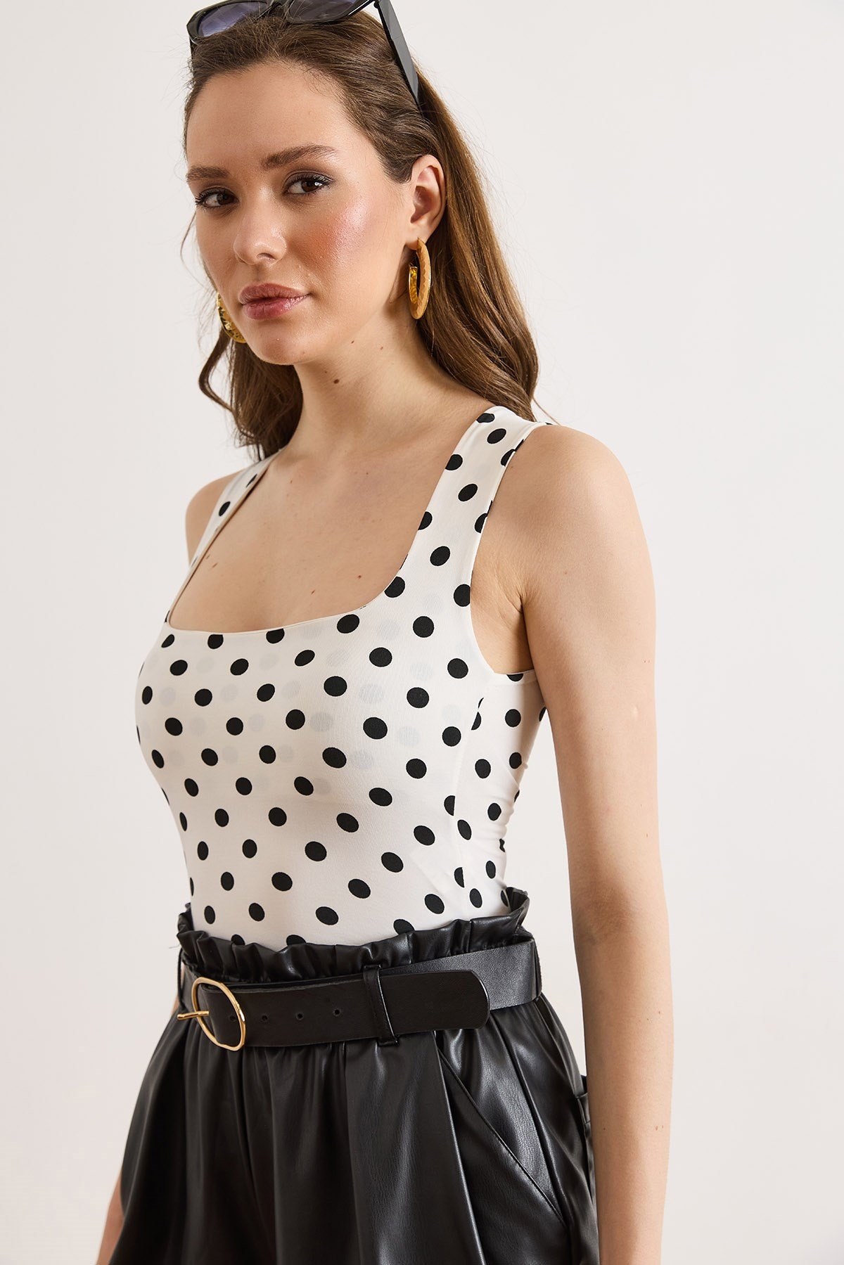 U Yaka Yarıya Kadar Çift Kat Altı Çıtçıtlı Bodysuit Puantiye Beyaz