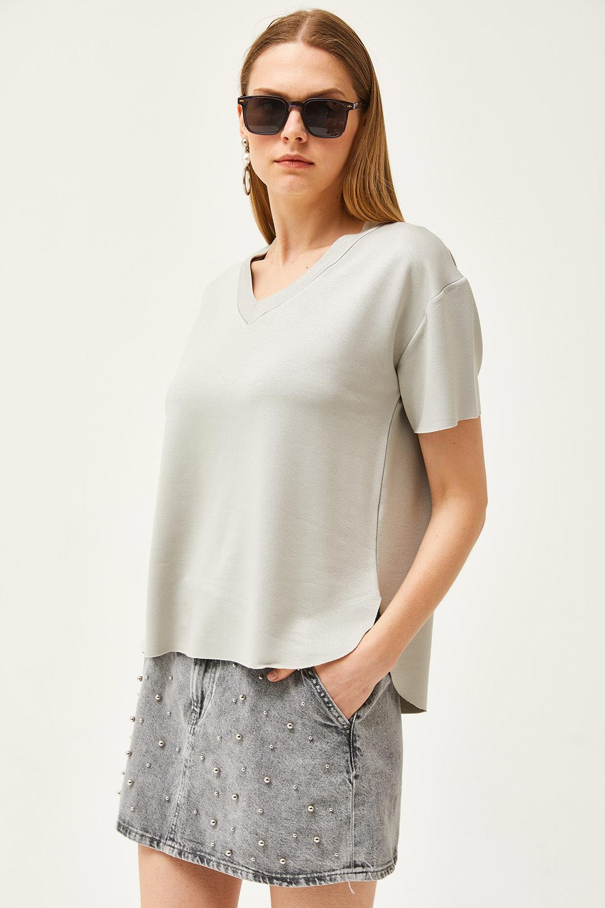 V Yaka Altı Oval Modal Tuşeli Tişört Gri