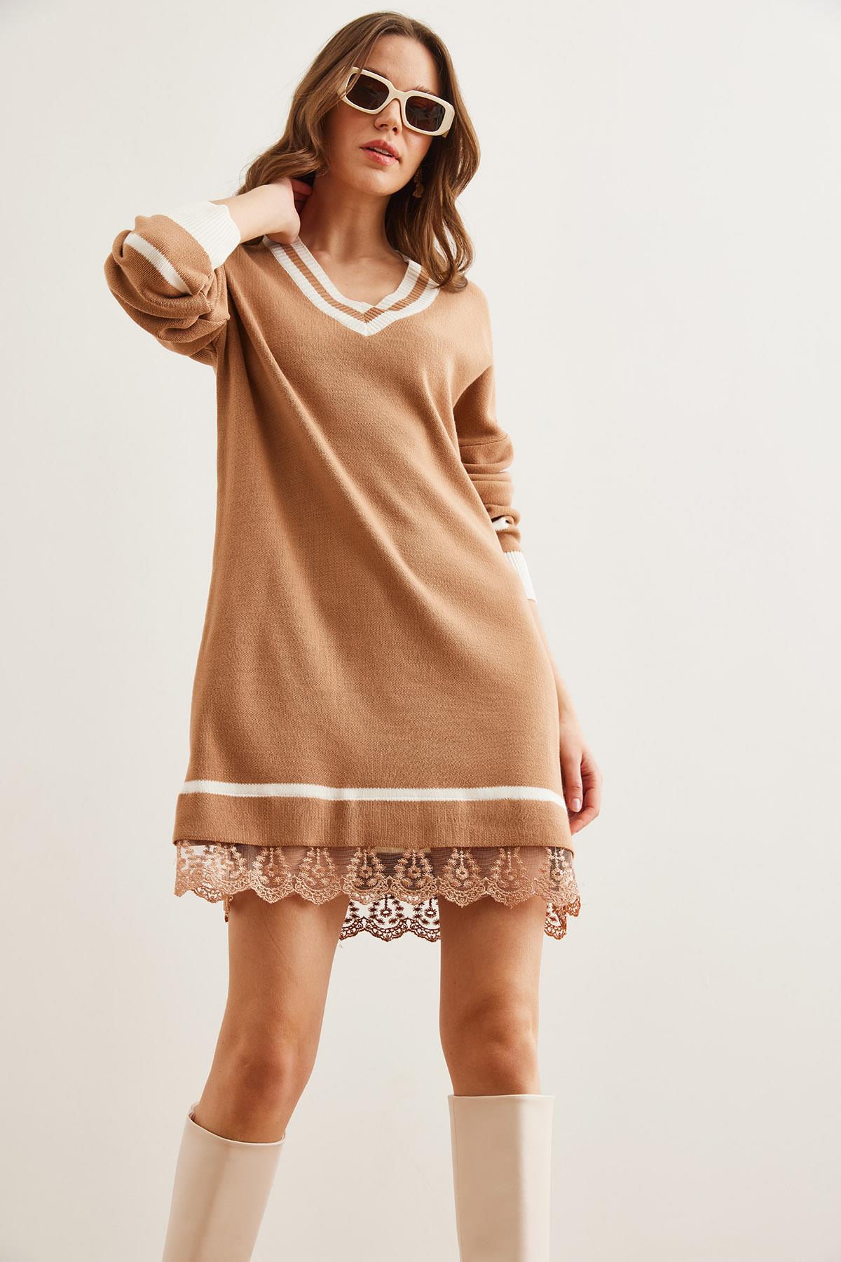 V Yaka Dantel Detaylı Triko Elbise Camel