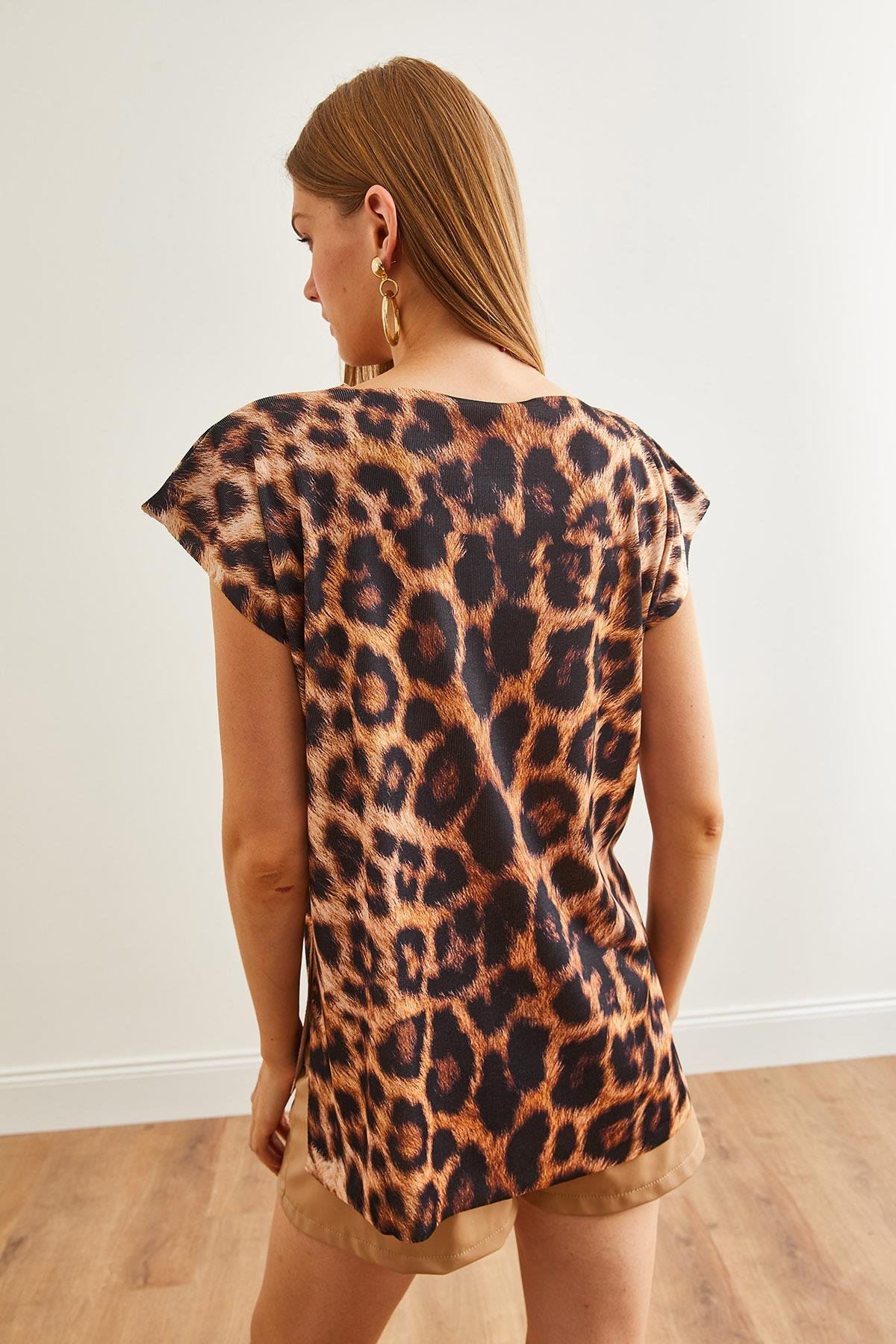 V Yaka Dijital Baskılı Triko Bluz Leopar Camel