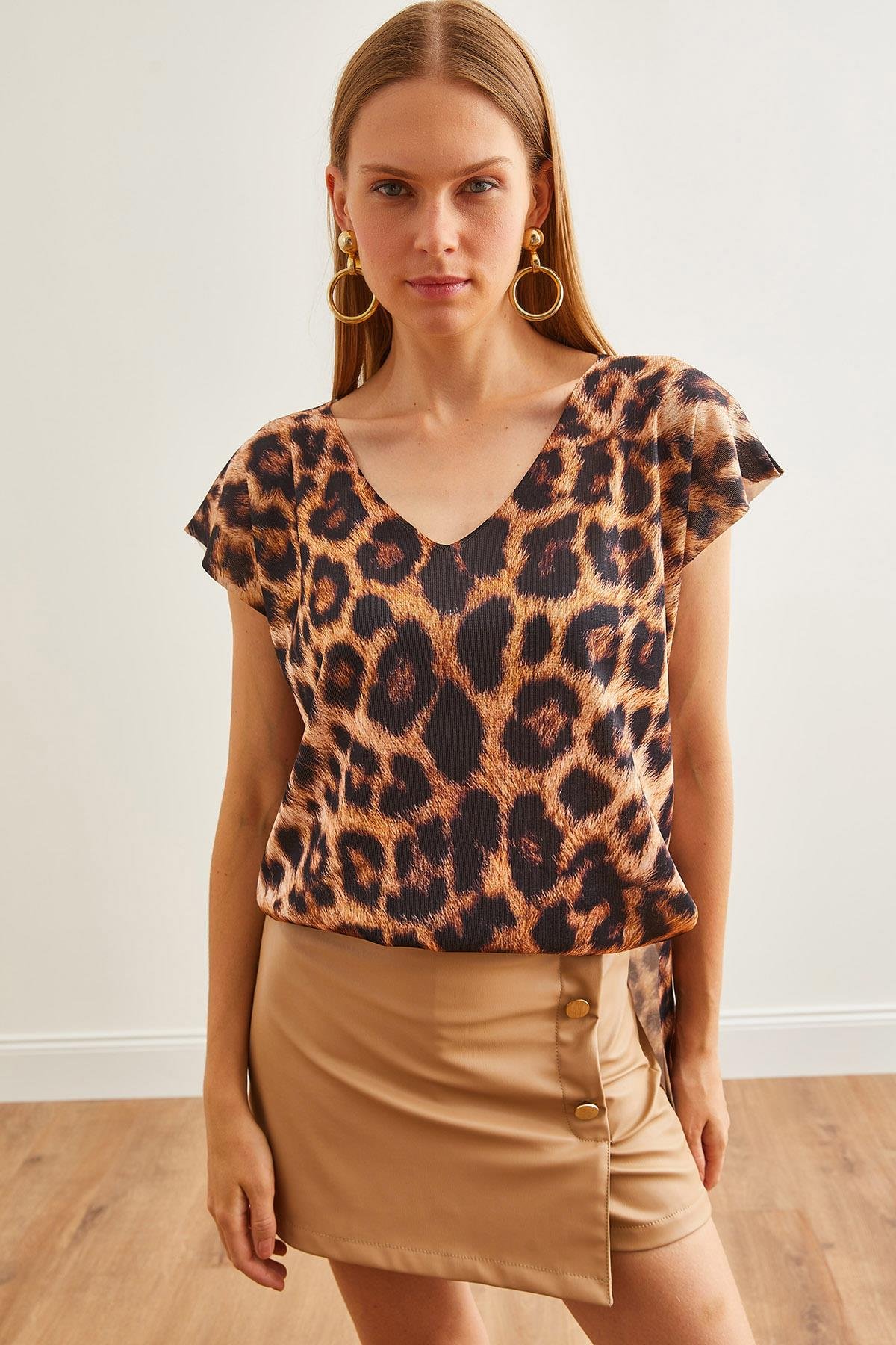 V Yaka Dijital Baskılı Triko Bluz Leopar Camel