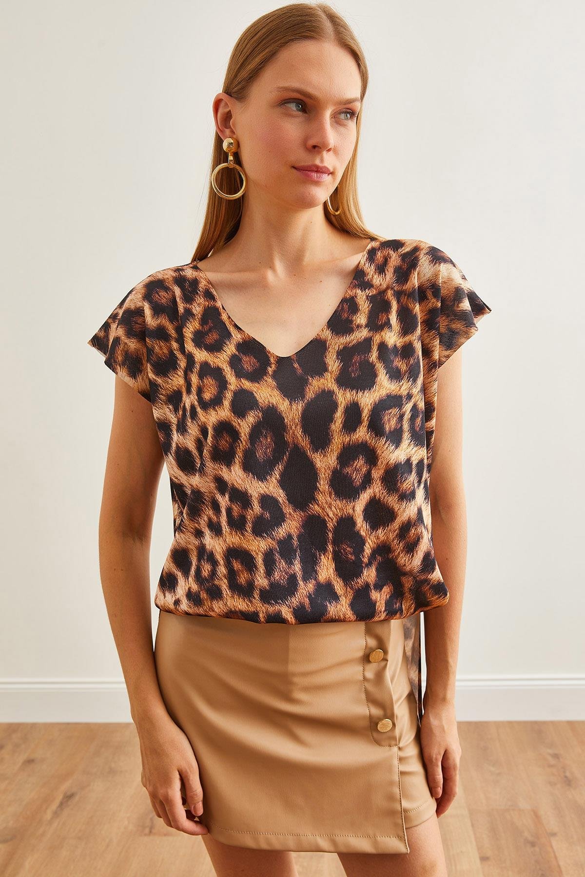 V Yaka Dijital Baskılı Triko Bluz Leopar Camel