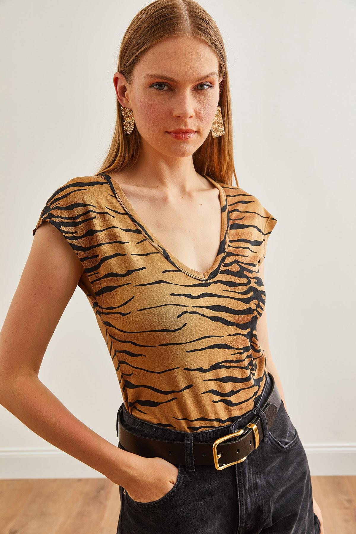 V Yaka Yumuşak Dokulu Esnek Viskon Crop Bluz Zebra Camel