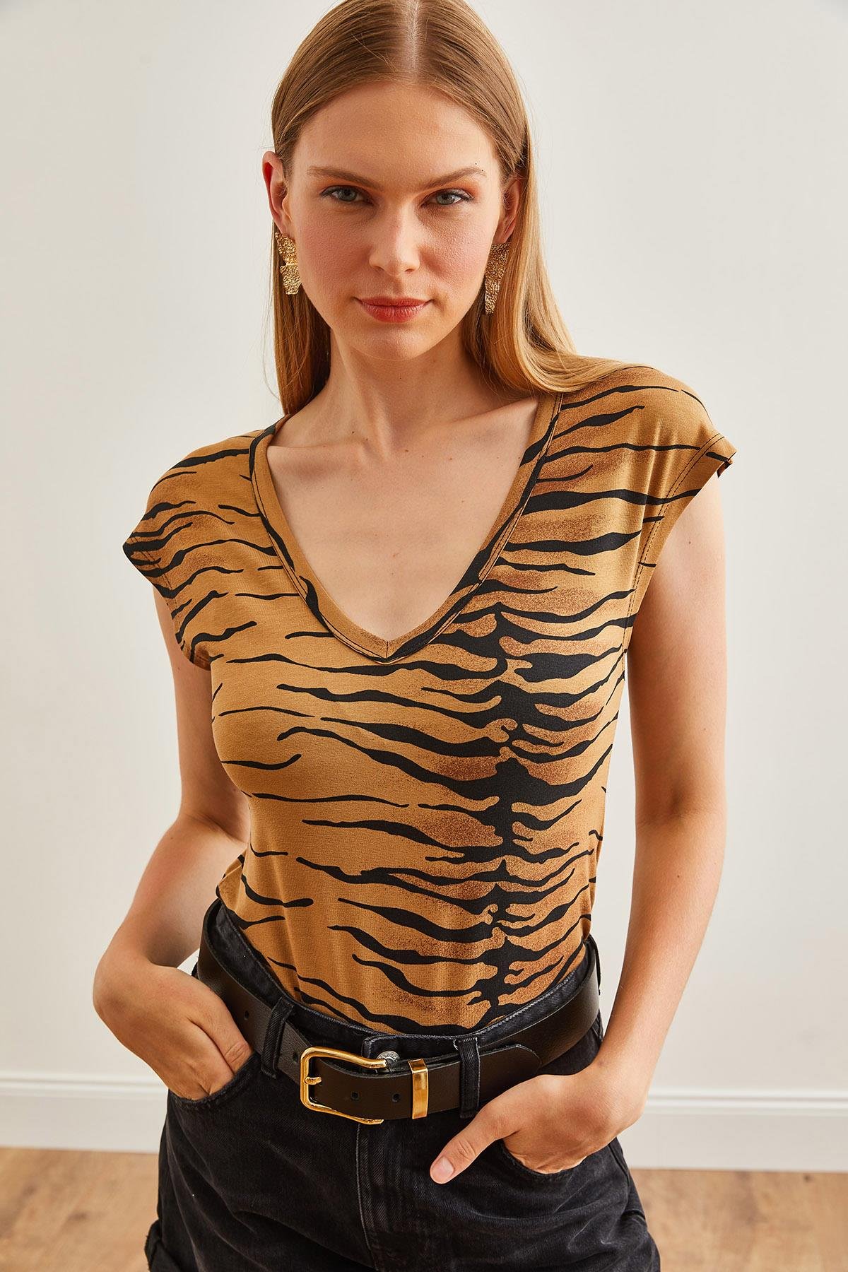 V Yaka Yumuşak Dokulu Esnek Viskon Crop Bluz Zebra Camel