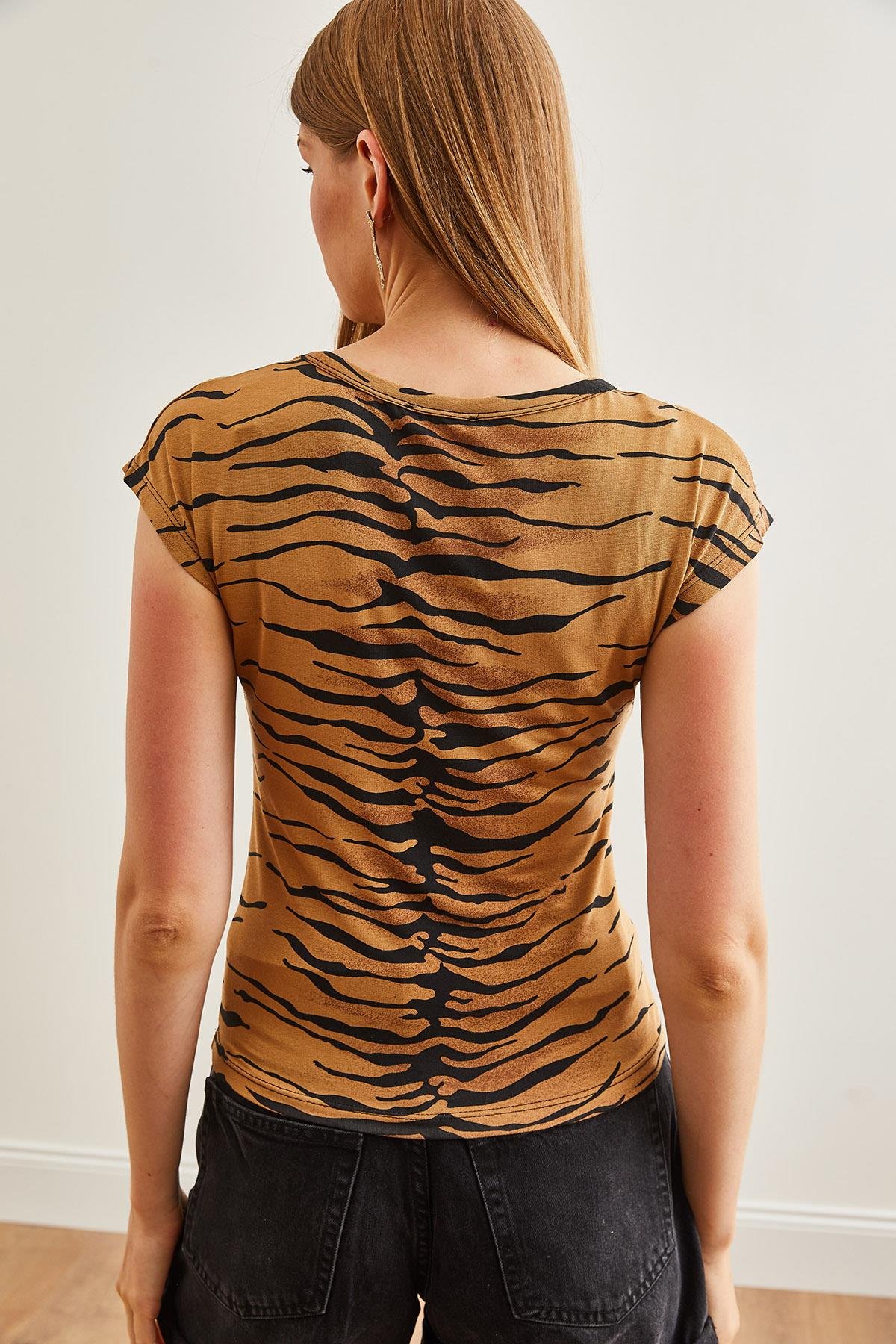 V Yaka Yumuşak Dokulu Esnek Viskon Crop Bluz Zebra Camel